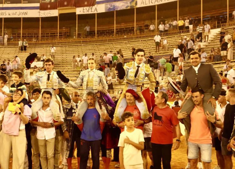 Vilau, Casado y Cuartero, a hombros con una gran novillada de Talavante en la primera de Hogueras