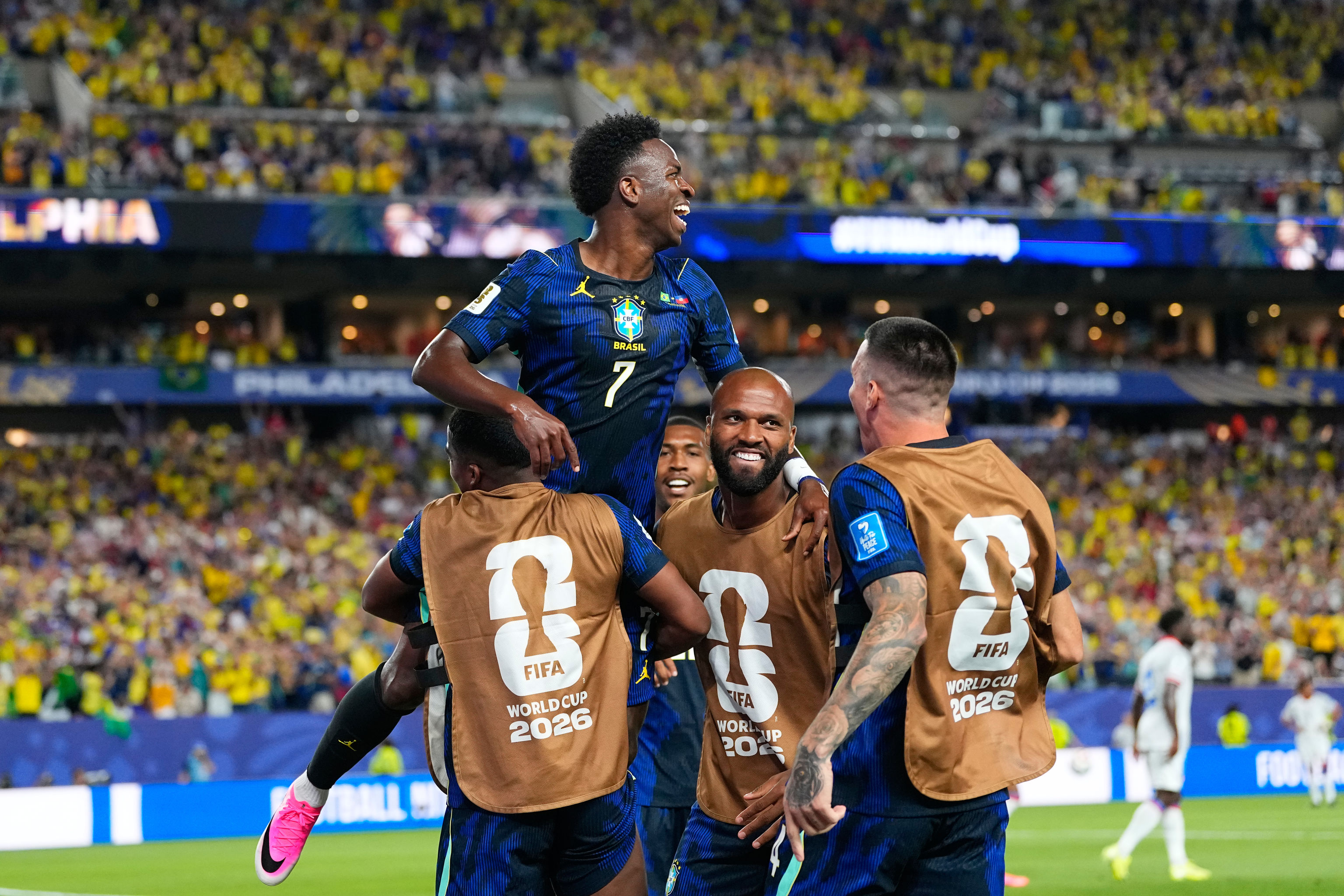 Brasil recupera la sonrisa con Vinicius y tiembla por Raphinha en la goleada ante Haití
