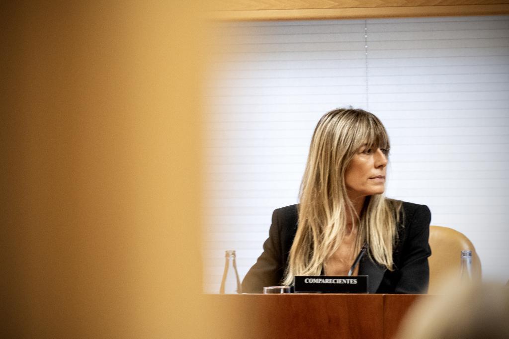 El juez Peinado abre juicio oral contra Begoña Gómez, le retira el pasaporte, le prohíbe salir del país y le obliga a comparecer cada 15 días