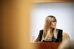 El juez Peinado abre juicio oral contra Begoña Gómez y le retira el pasaporte