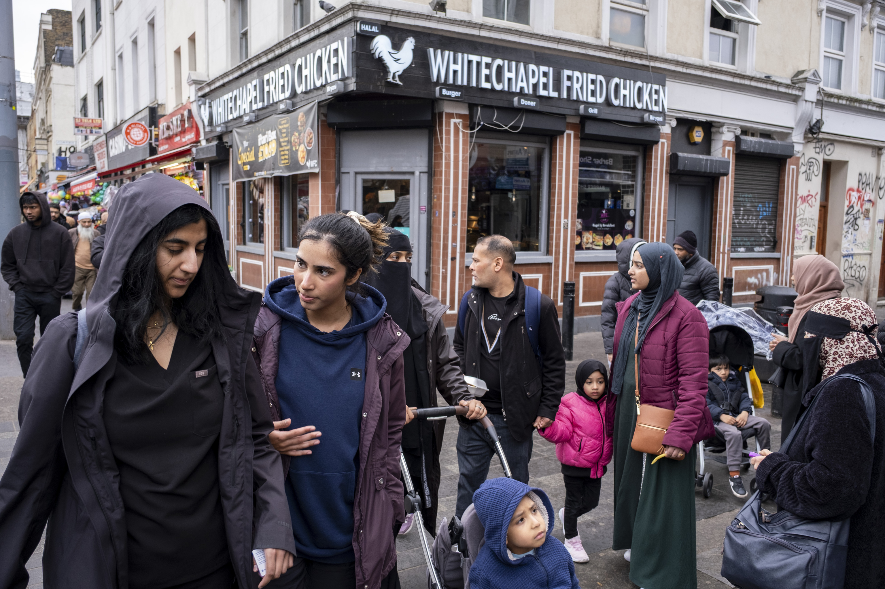 Una década después del Brexit, el miedo al 'extranjero' eclipsa a Europa en las calles de Reino Unido: "Es demasiado diverso"