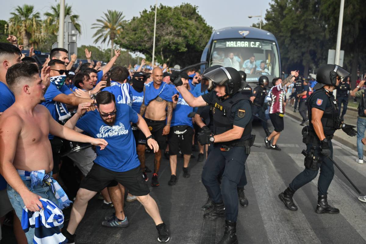 Retrasan media hora el partido tras cargas policiales y daños en el autobús del Málaga CF