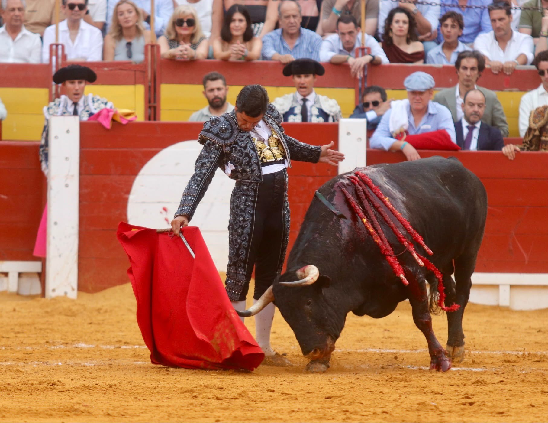 Lo tremendo frente al tremendismo: Morante marca la diferencia en tarde triunfal y huracanada de Manzanares y Roca Rey en Alicante