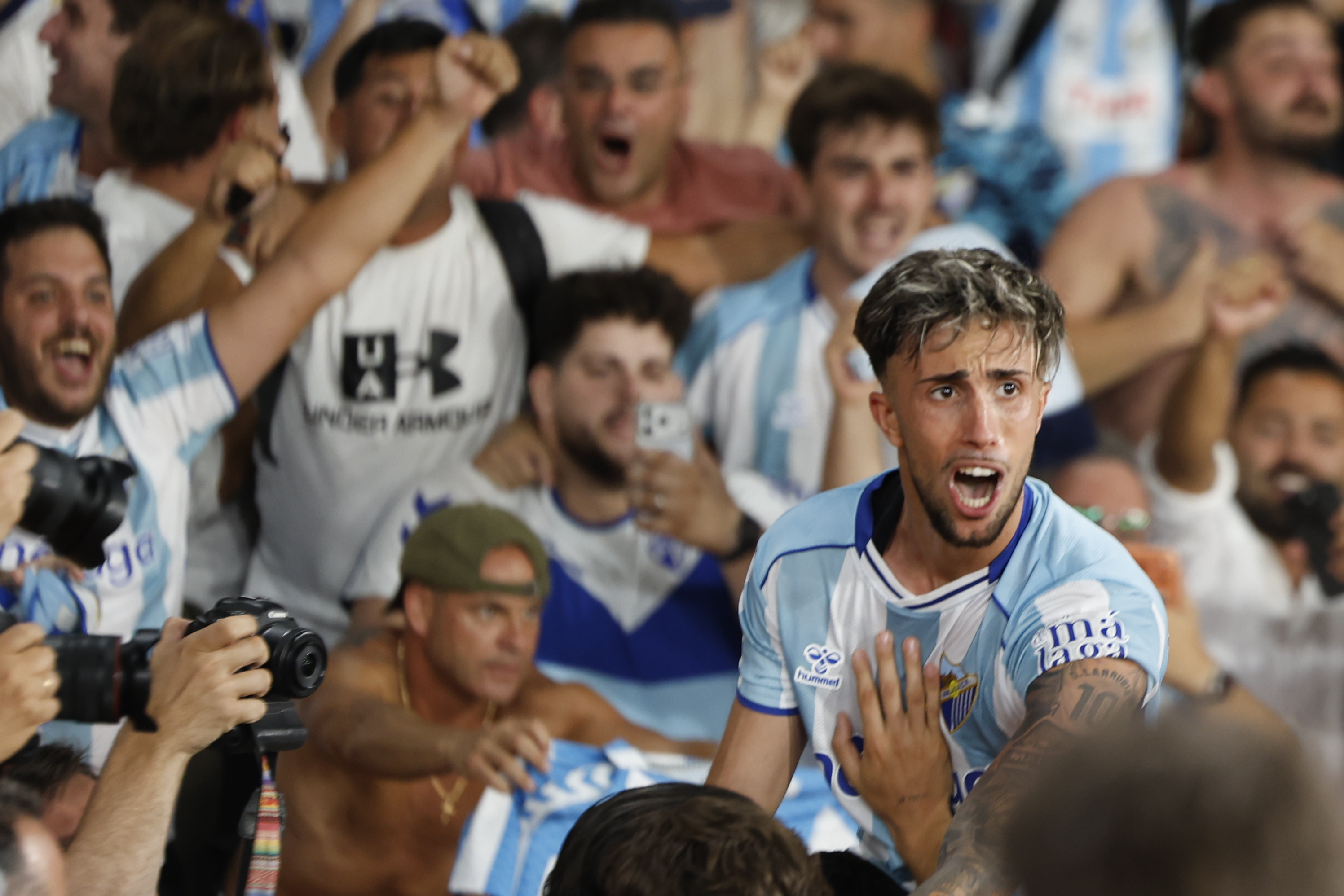 El Málaga vence al Almería a domicilio y logra el ascenso a Primera