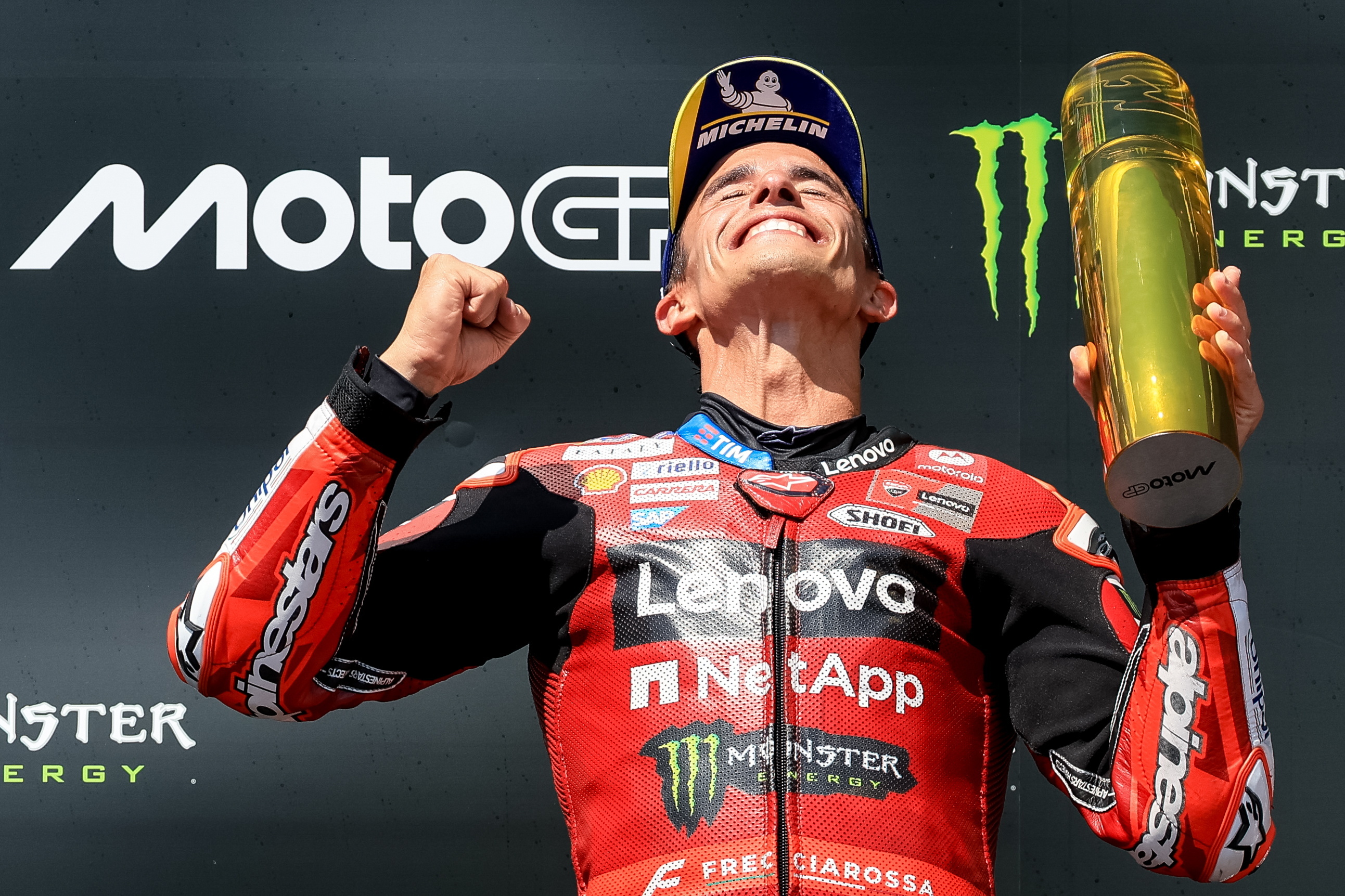 Marc Márquez lo da todo para ganar en Brno y acecha a Bezzecchi