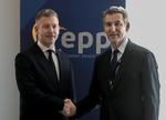 El canciller Merz preguntó a Feijóo por "las joyas de Zapatero" y el líder 'popular' recibió el respaldo de sus colegas del PPE: "España no puede seguir así"