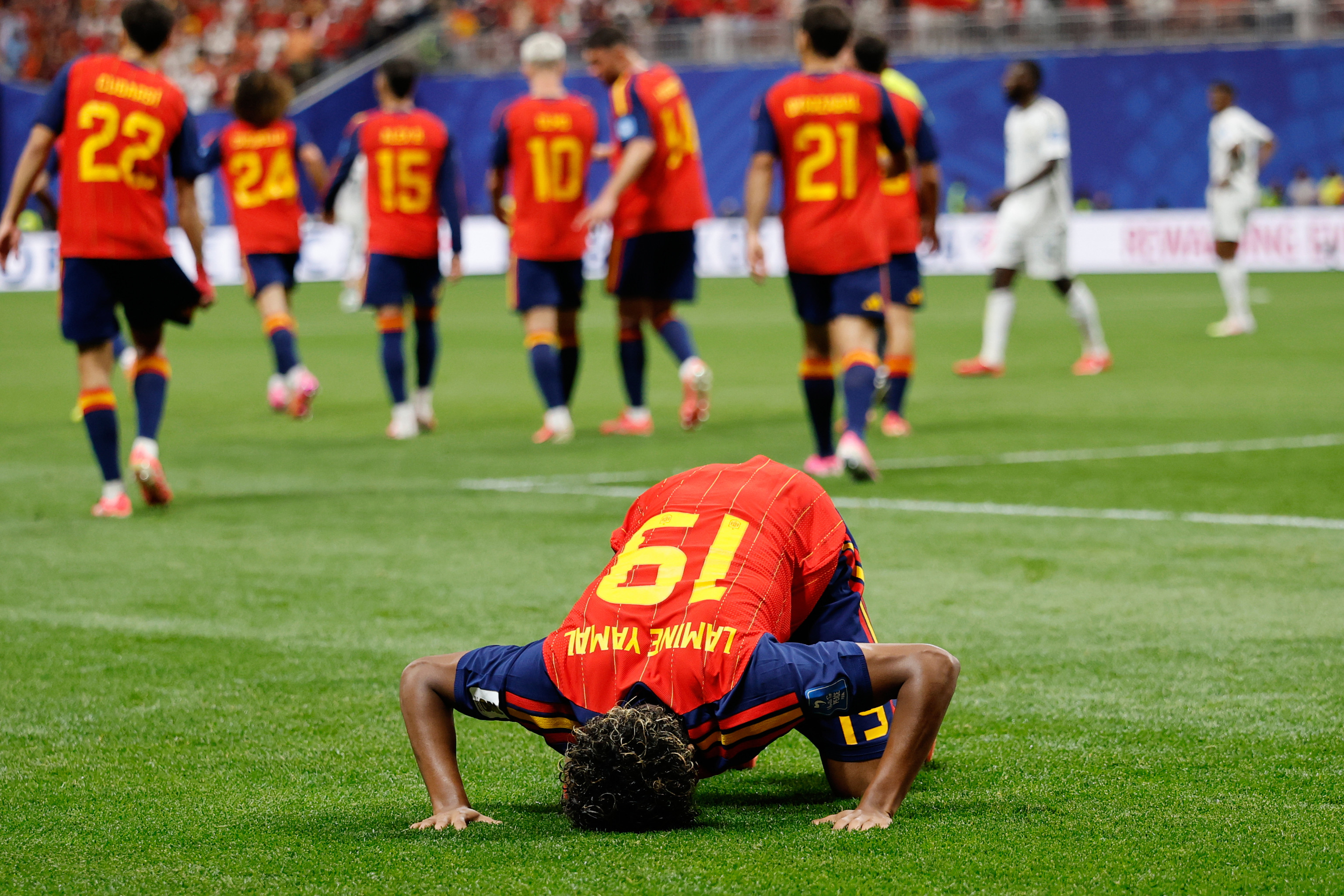 Lamine Yamal iguala la precocidad de Pelé y avisa: "Ya estamos aquí, hemos llegado"