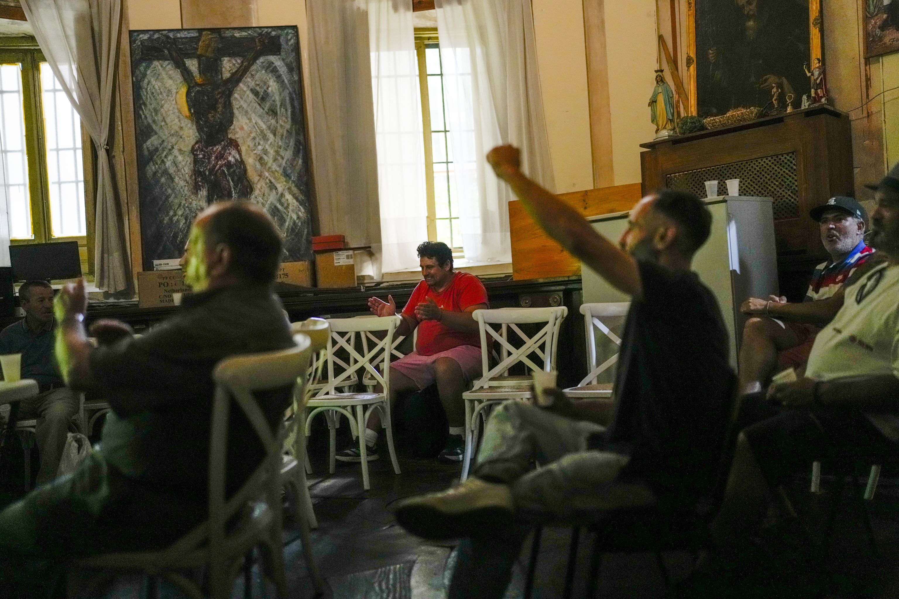 La iglesia de Madrid que cambia la liturgia por ver a la selección española en el Mundial y las "diabluras Yamal": "Llevo ocho meses en la calle, pero ver el partido te hace la tarde más amena"