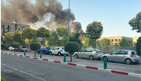 Incendio sin heridos graves en el hotel okupa de San Blas: Bomberos del Ayuntamiento y de la Comunidad luchan contra las llamas en el edificio