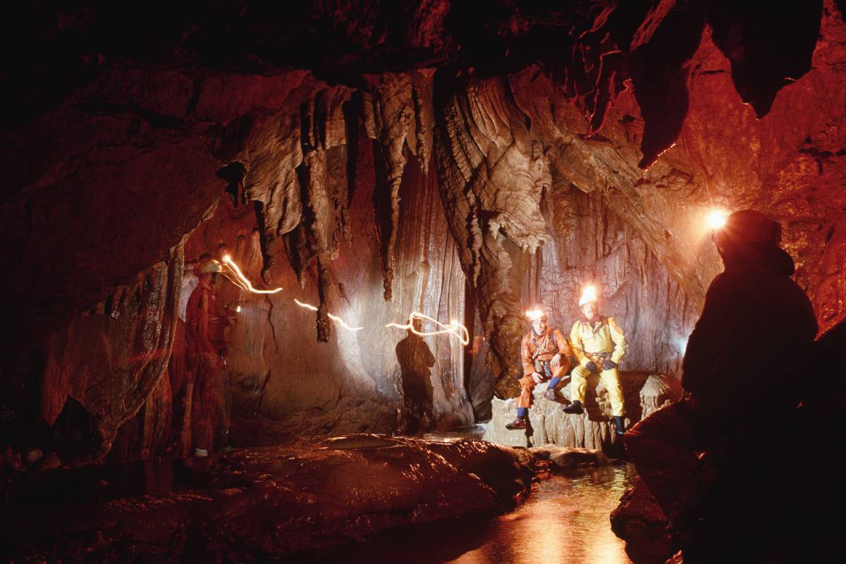 Rescatan a un espeleólogo herido en la cueva de Valporquero tras una compleja intervención