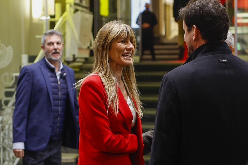 Begoña Gómez tendrá que entregar su pasaporte a Peinado el miércoles por la tarde, mientras Pedro Sánchez da explicaciones en el Congreso sobre los casos de corrupción