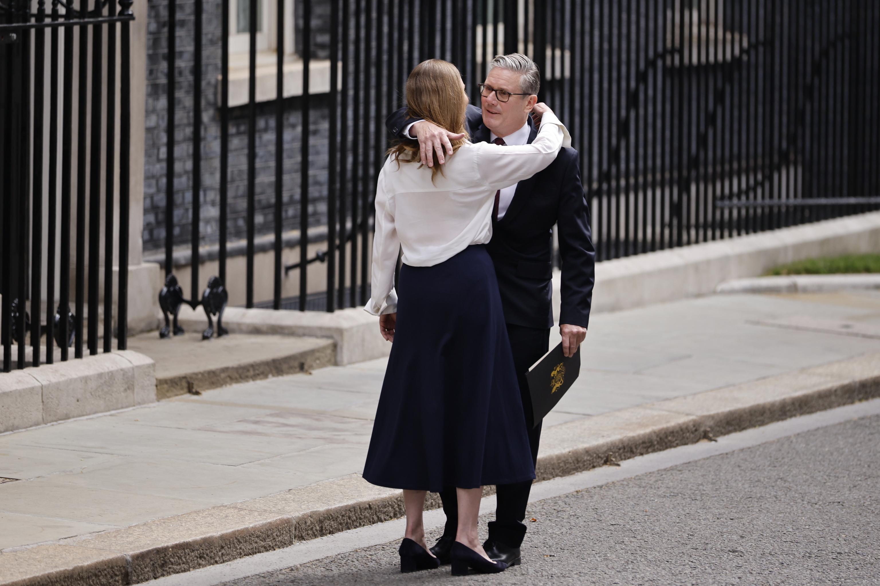 Starmer anuncia su dimisión pero seguirá de 'premier' hasta que Burnham, su probable sucesor, asuma el cargo tras el verano
