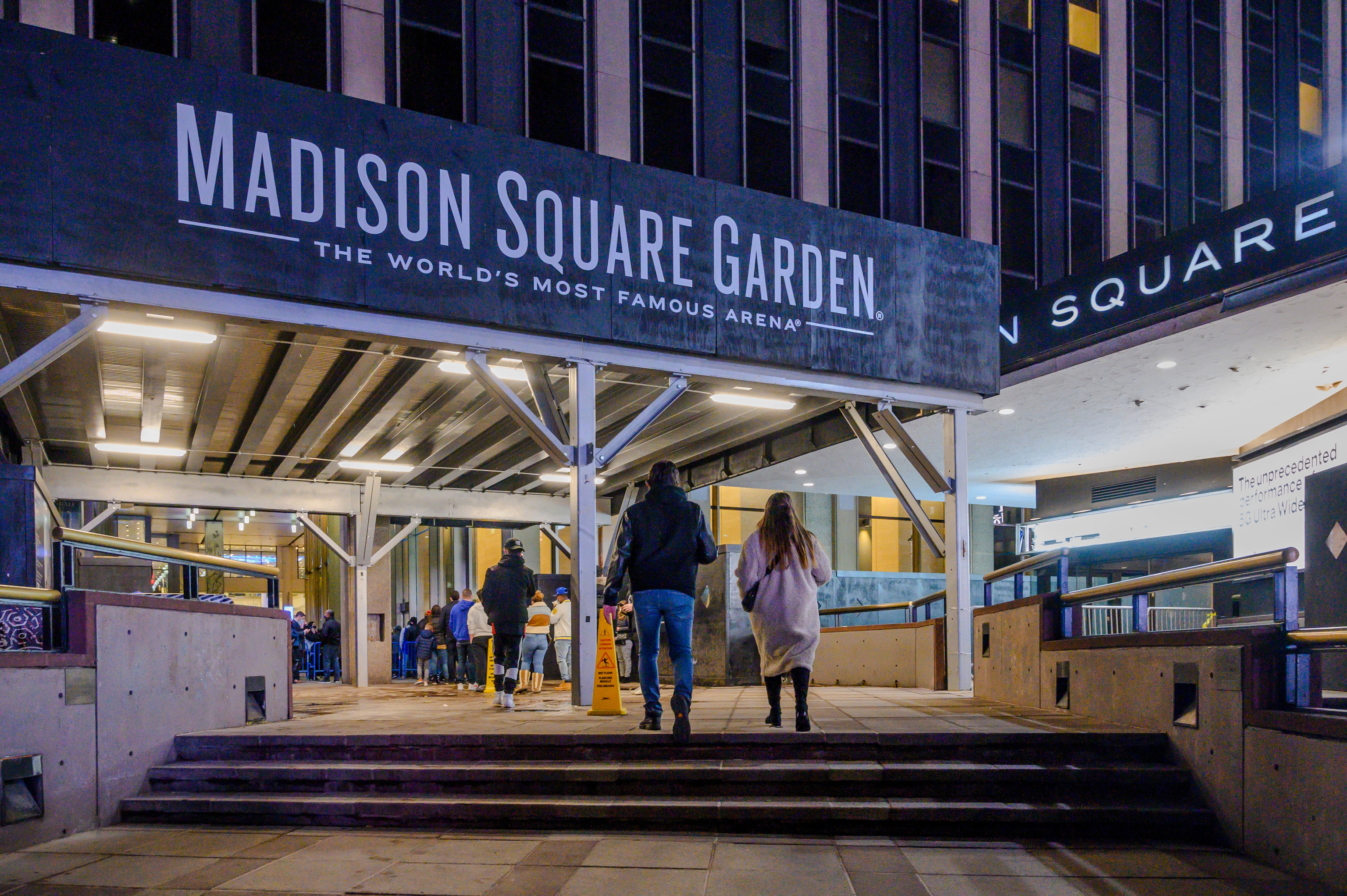 Muere un hombre tras caer al vacío desde una grada en el Madison Square Garden durante un concierto