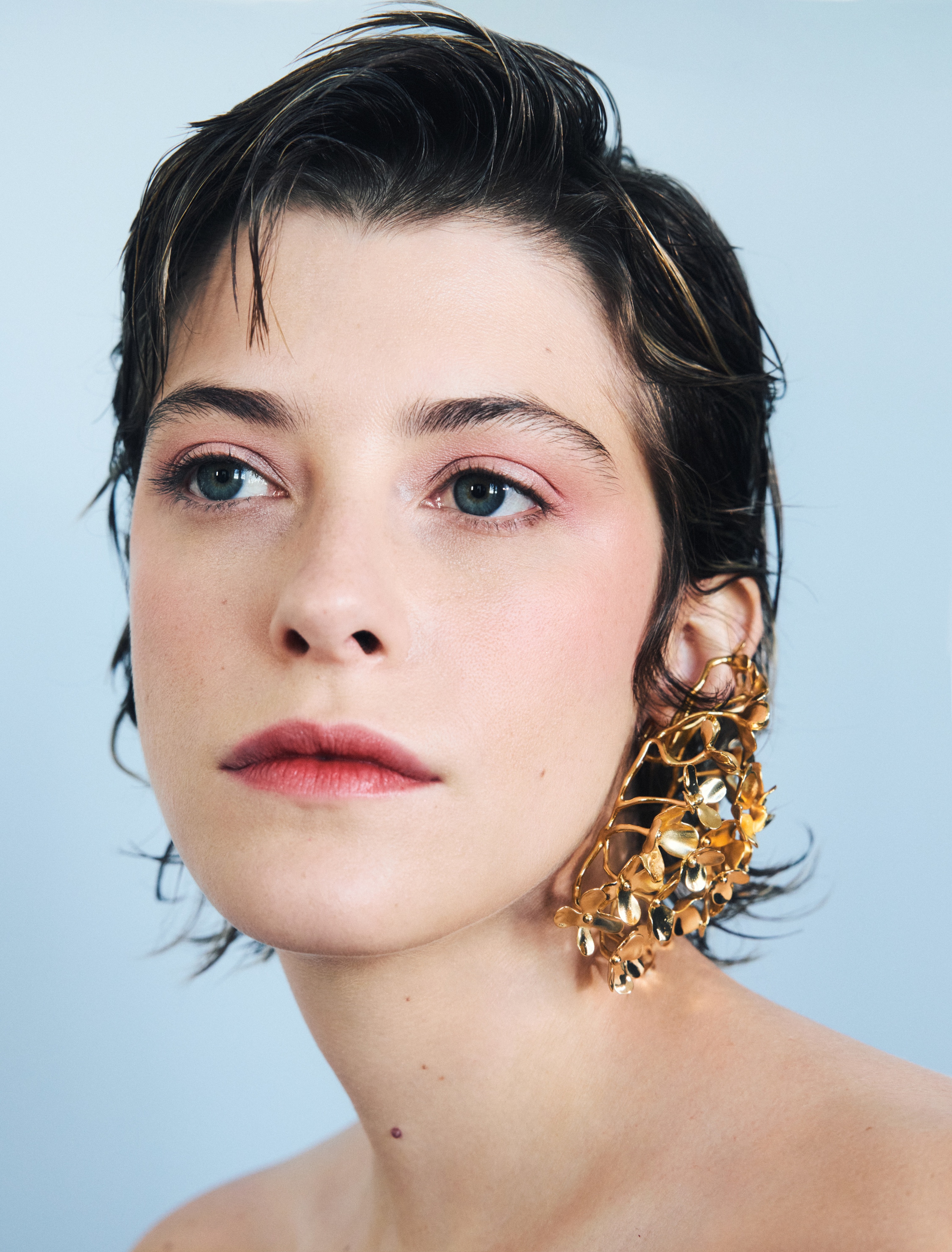 Sombras azules, piel bronceada y labios inesperados: estos son los 5 mejores maquillajes del verano, interpretados por la actriz Malena Villa