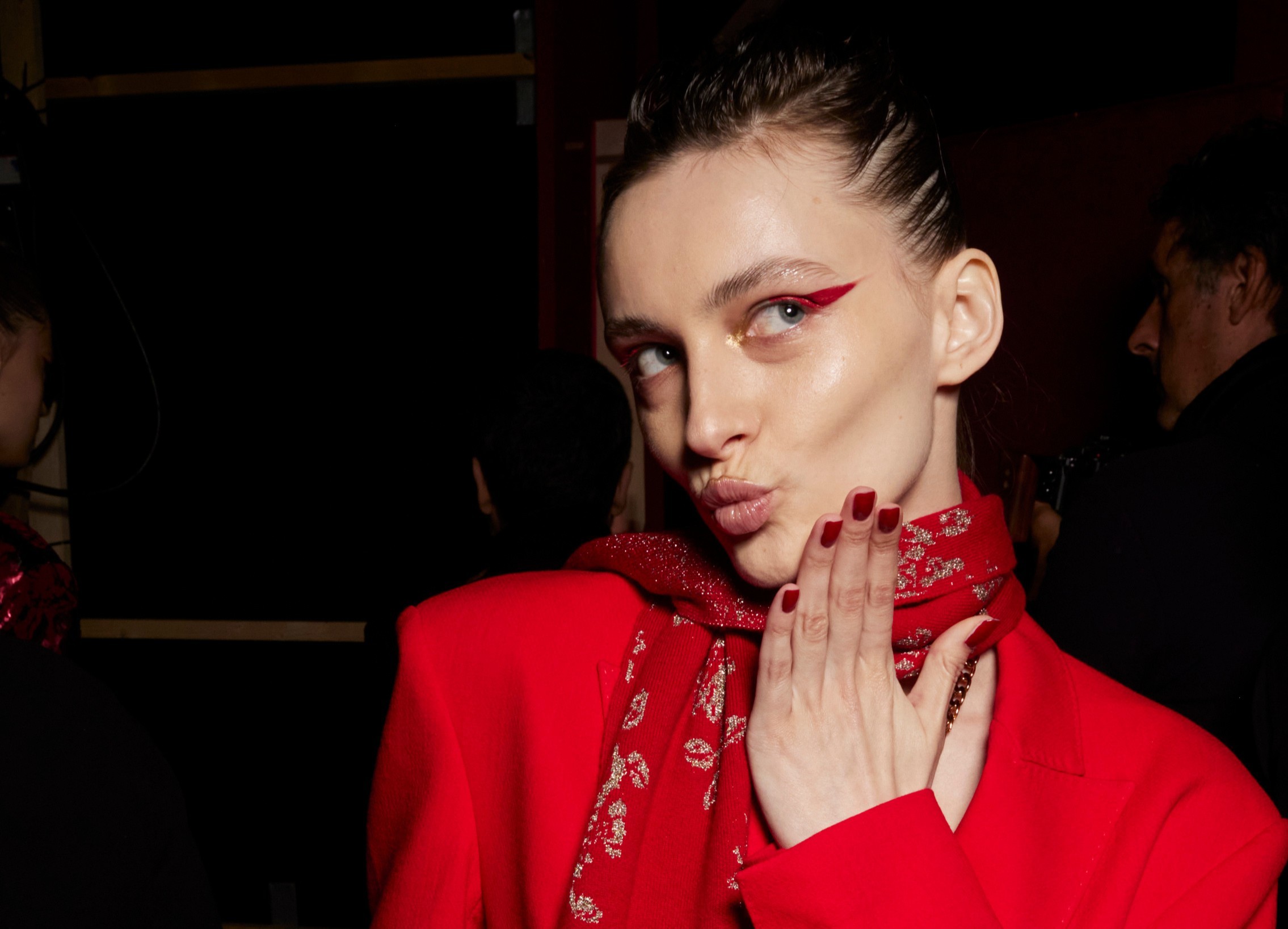 La última obsesión de una editora de belleza casi sinestésica: una pasión desenfrenada por el rojo... que incluye ruborizarse a lo bonzo