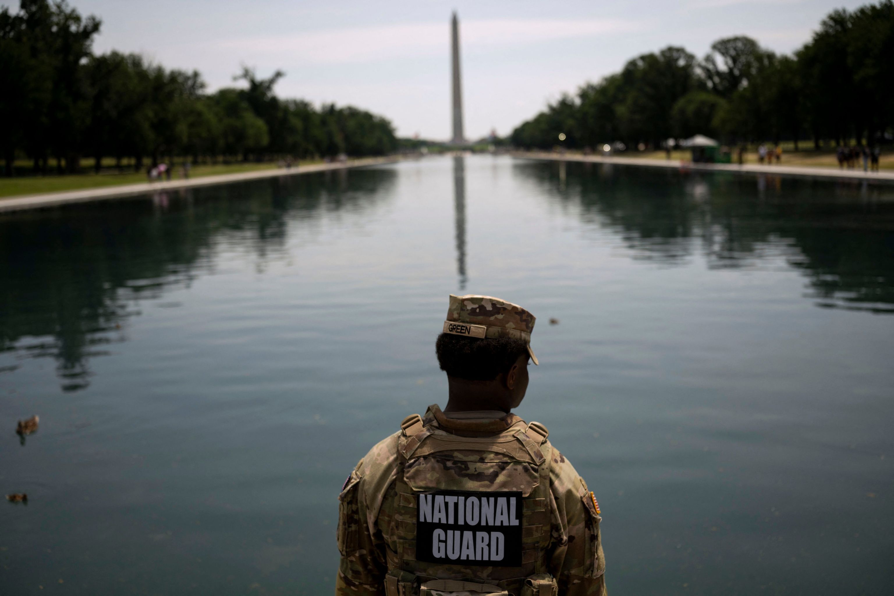 Trump amenaza con prisión a quien provoque daños al estanque reflectante de Washington