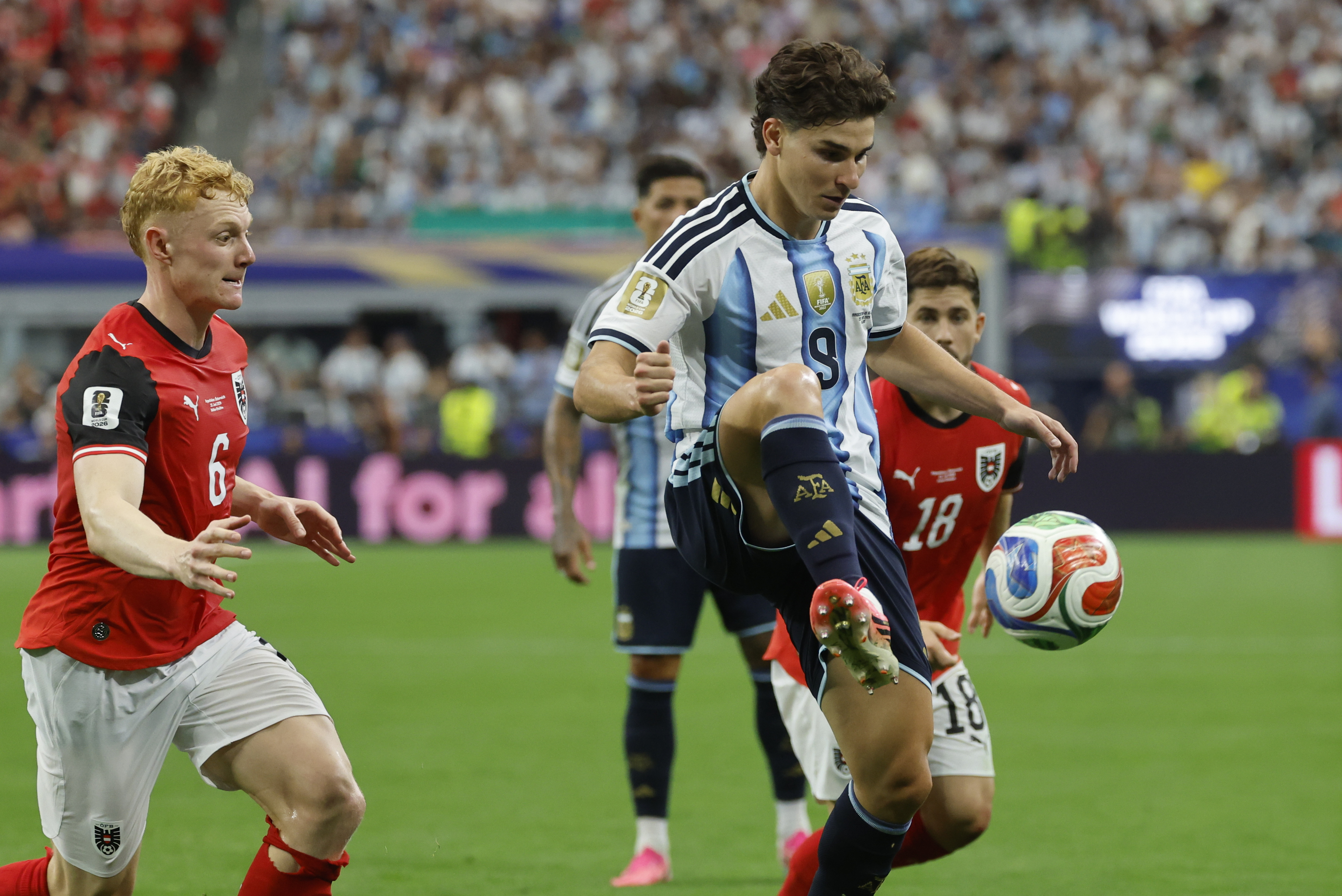 Julián Álvarez no respeta ni a Messi
