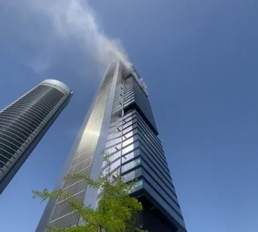 Incendio y desalojo de la Torre Moeve, uno de los cuatro rascacielos junto a la Castellana