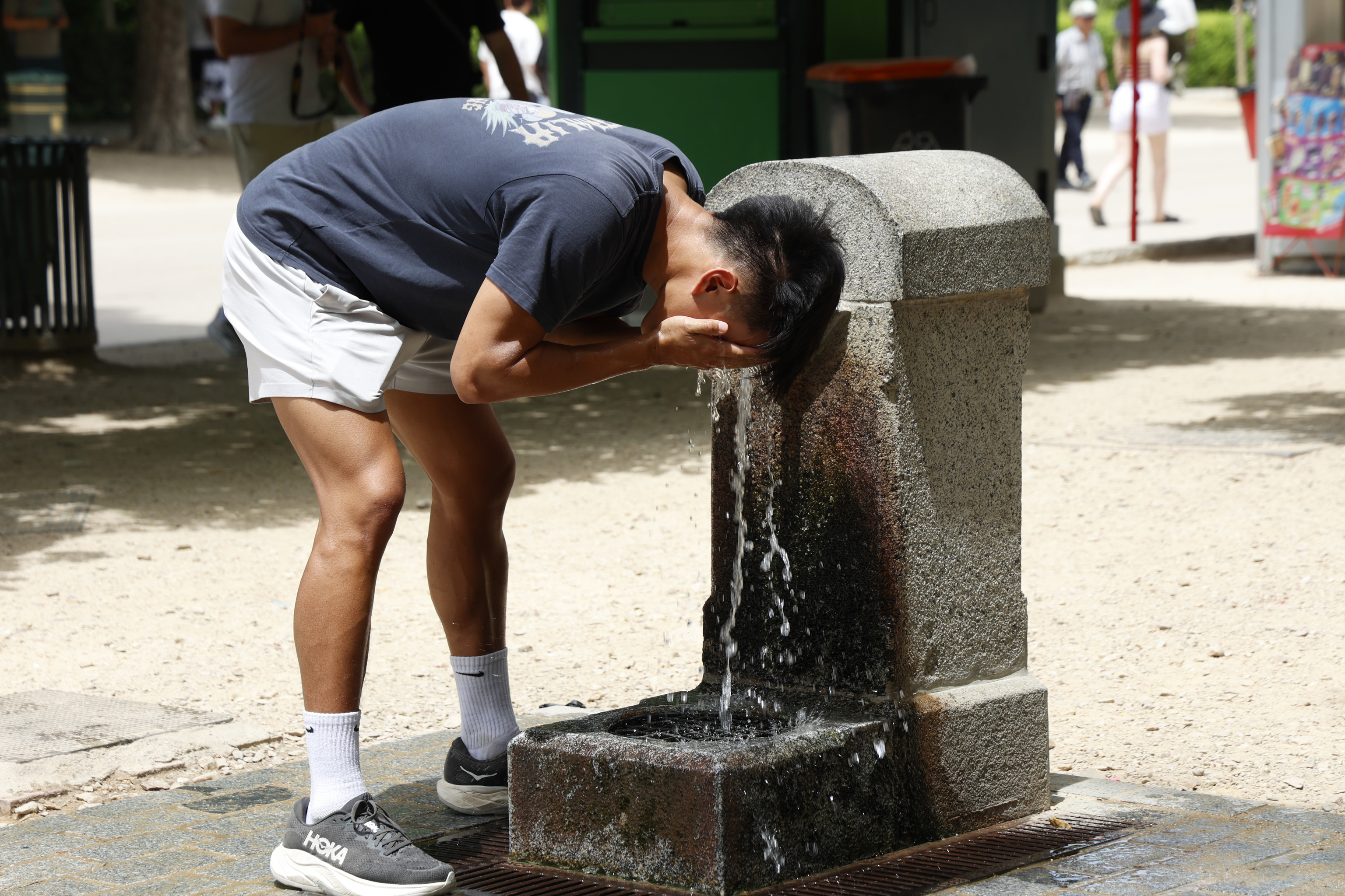 Sobrevivir a una ola de calor sin aire acondicionado: "El ventilador me marca que hace 36 grados dentro del piso, es insoportable"