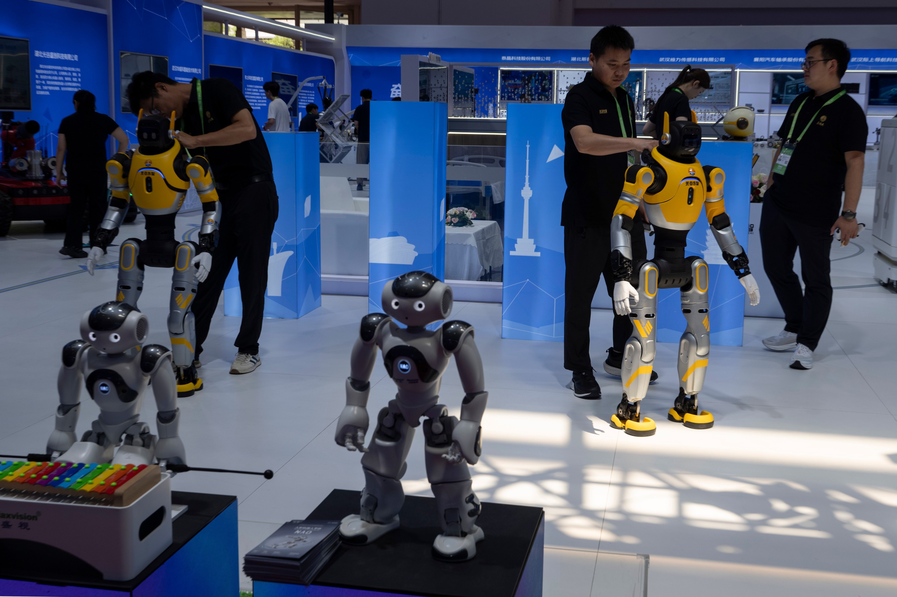 China enseña a trabajar a los robots mientras crece el miedo a la gran sustitución laboral