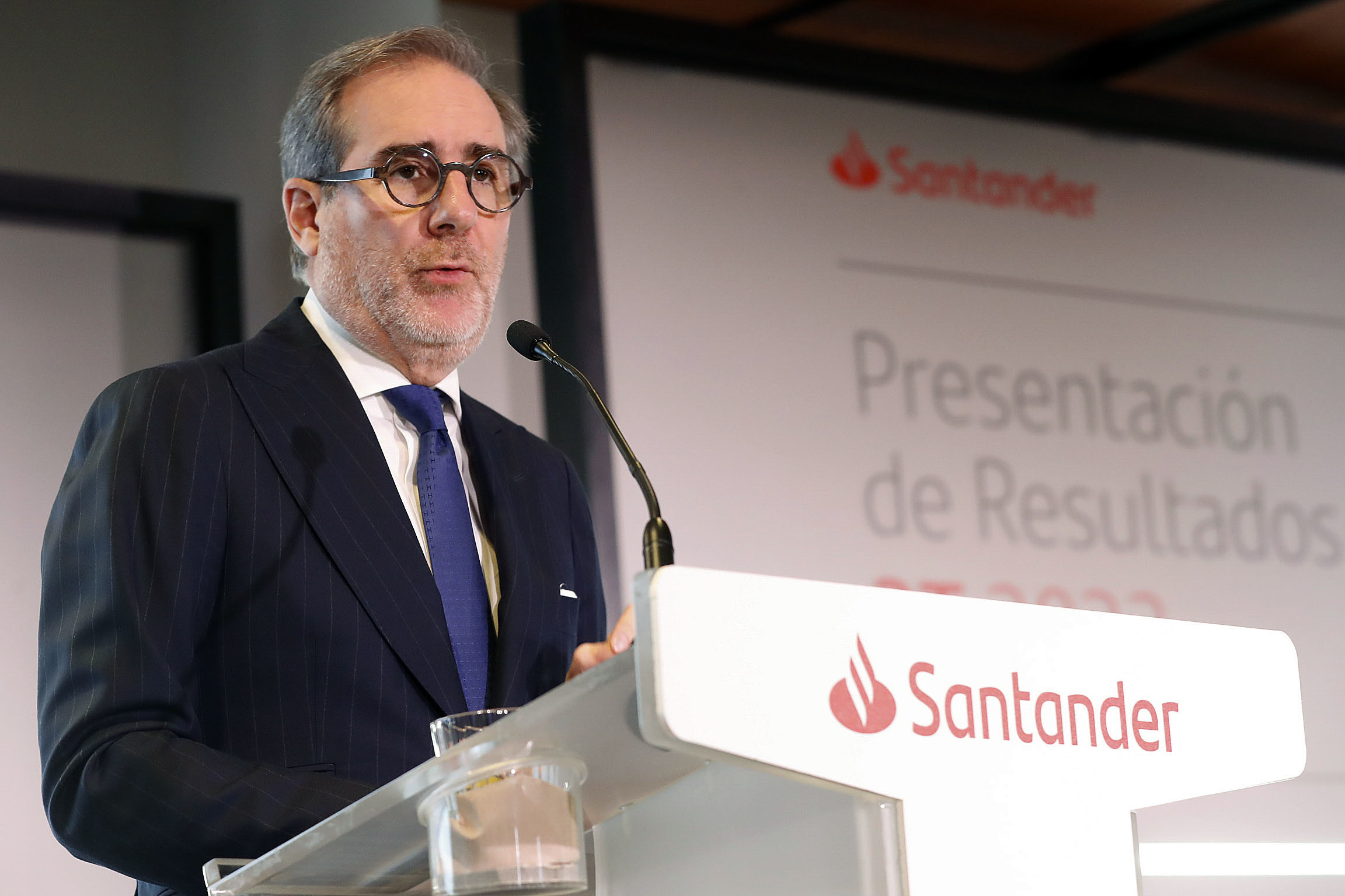 Banco Santander negocia con los sindicatos un plan de prejubilaciones en España "sin objetivo en el número de salidas"