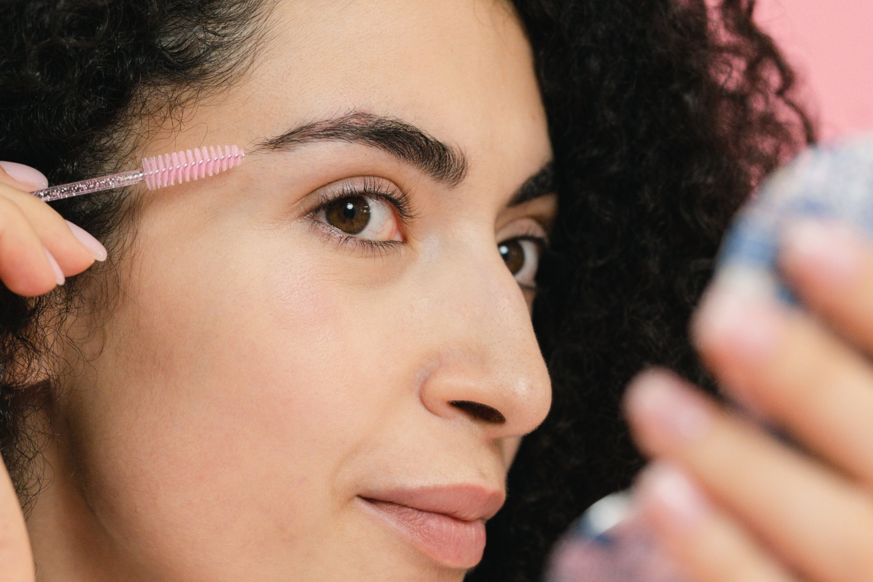 Adiós a las canas en las cejas: 7 trucos y consejos para rejuvenecer tu mirada