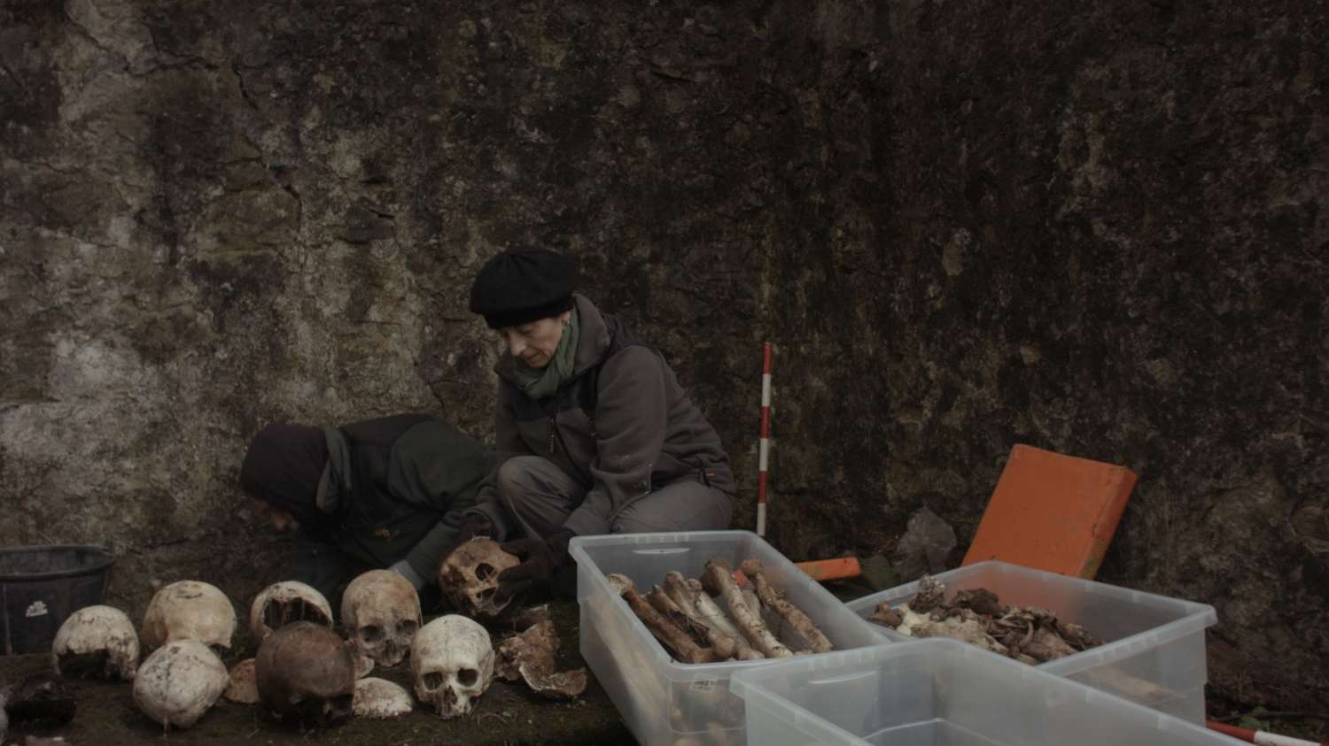 El horror del Valle de los Caídos analizado con arquitectura forense: "Nunca han cabido los 11 cuerpos registrados en las cajas diseñadas para 15 cadáveres"