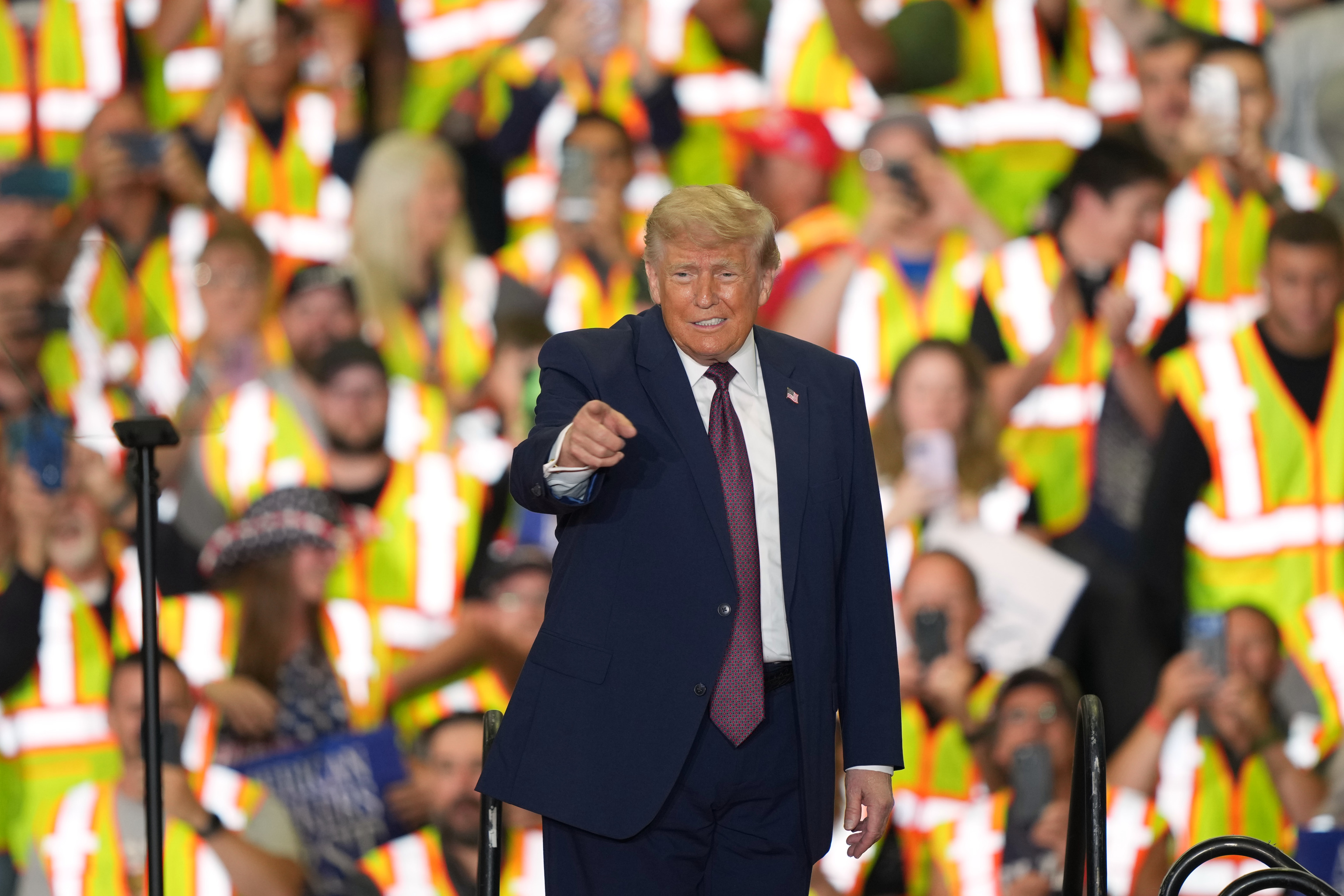 Trump paraliza la firma de una ambiciosa ley de vivienda y la condiciona a la aprobación de su polémica propuesta para reformar las leyes electorales