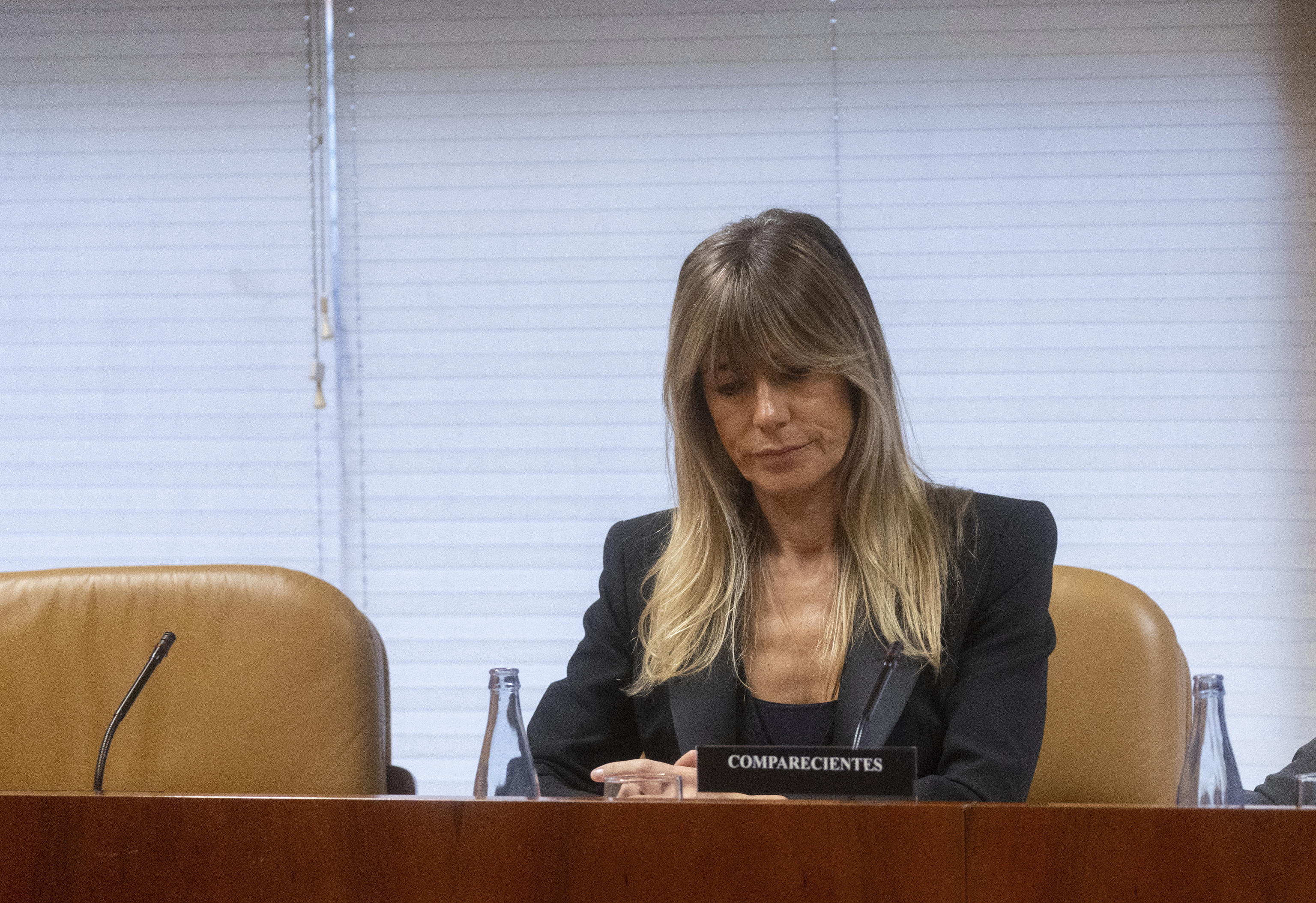 Begoña Gómez entrega su pasaporte en el juzgado tras acordarlo el juez Peinado