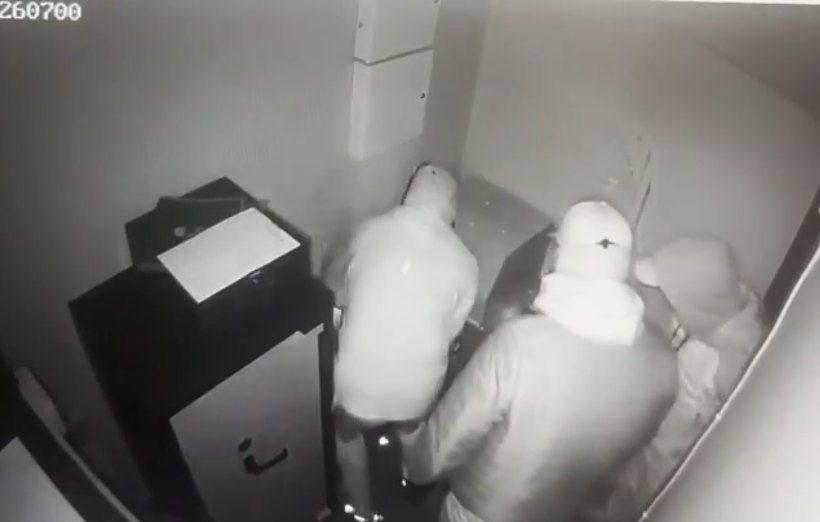 Cae una banda especializada en reventar cajas fuertes de bancos: robó 132.000 euros en una noche y utilizaba  pinzas hidráulicas en los asaltos