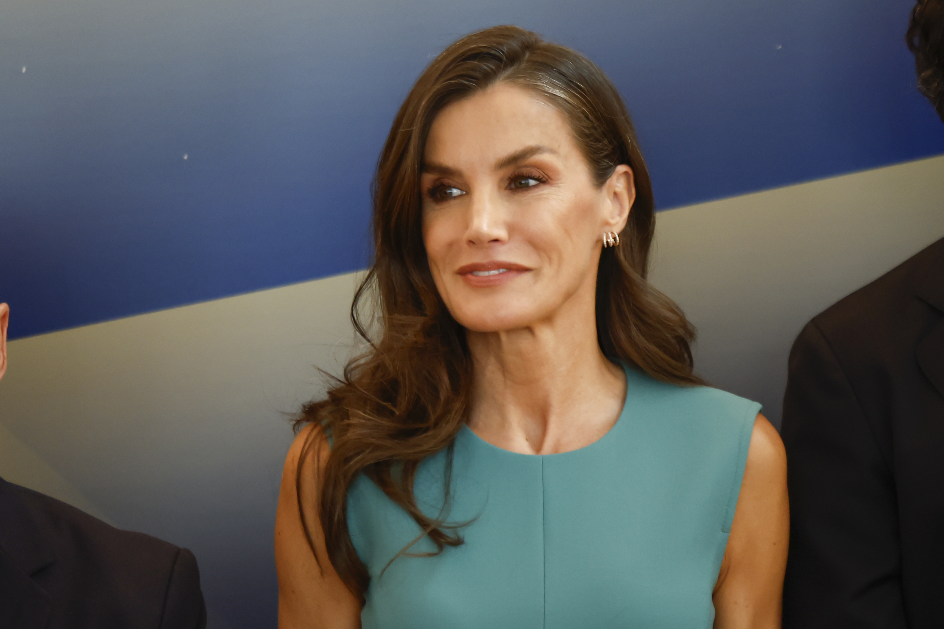La Reina Letizia le pone color al verano con un vestido ceñido aguamarina y ritmo con su melena ondulada