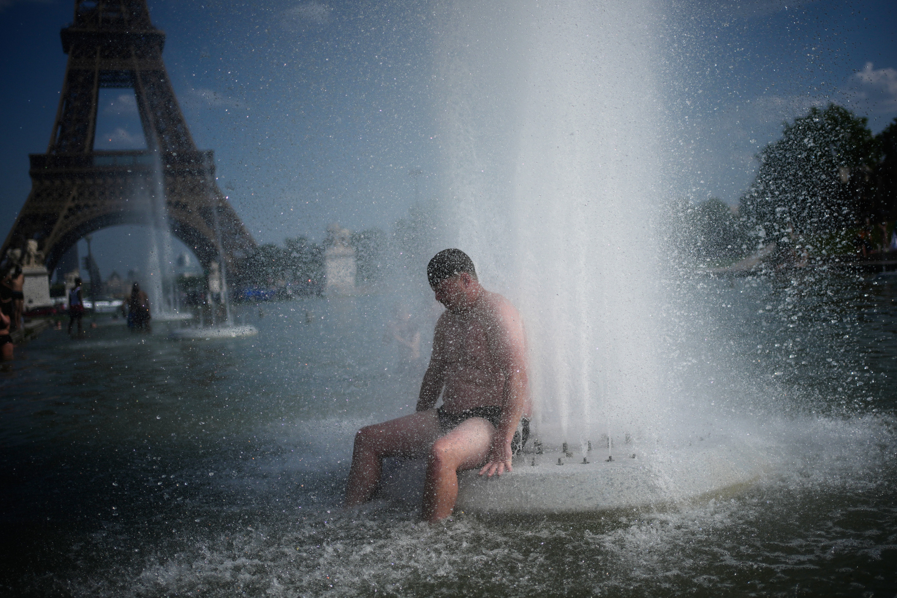 Tanto calor en París como en Abu Dabi... pero sin aire acondicionado