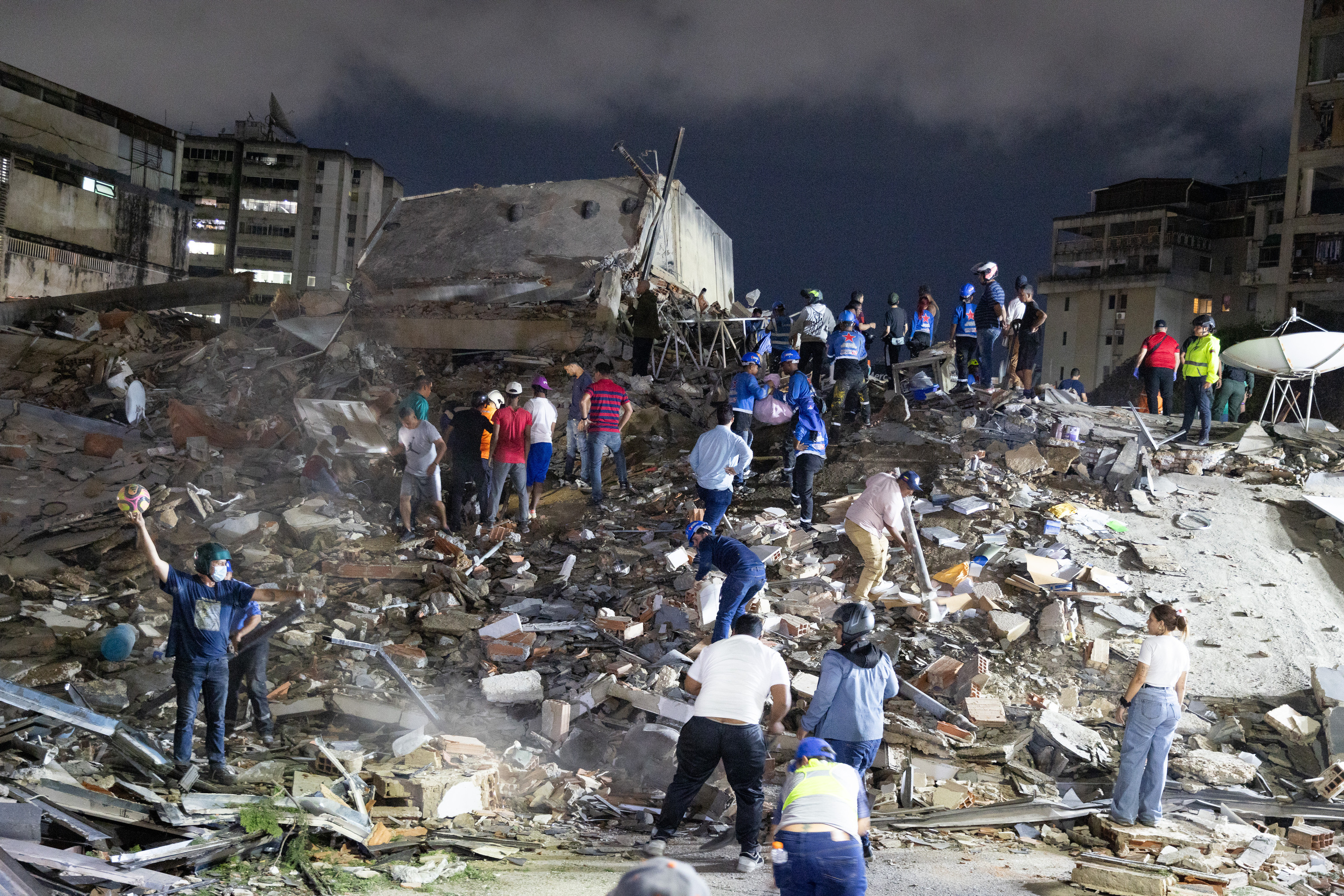 Dos terremotos salvajes golpean la Venezuela derruida por el chavismo: "Rescatamos a la gente con las uñas, aquí no ha llegado nadie"