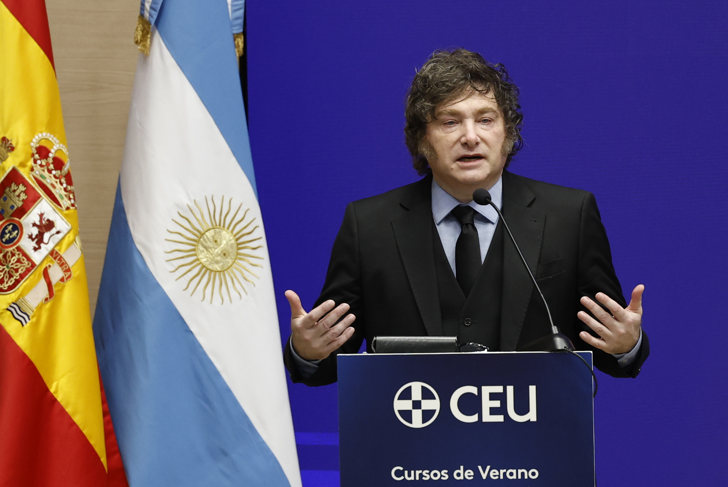 Javier Milei recoge la Medalla de Honor de la Universidad CEU San Pablo y advierte: "España está a tiempo de mirar el espejo de Argentina para no repetir nuestra tragedia histórica"