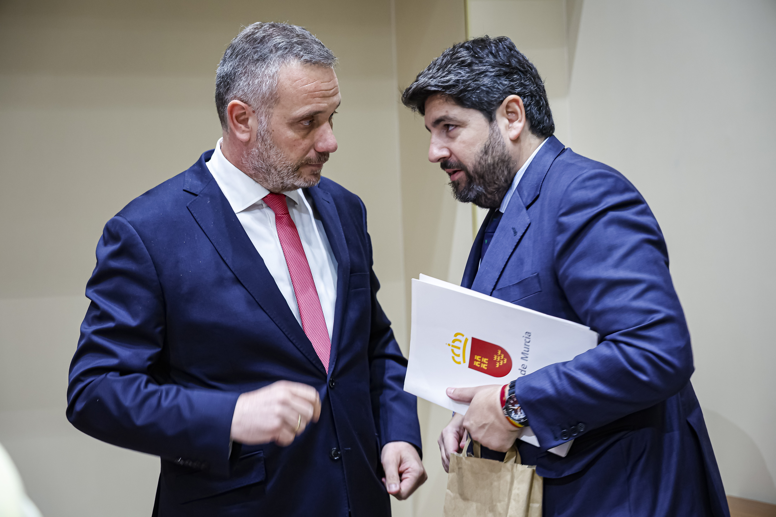 El PP acepta la "prioridad nacional" de Vox y anuncia un acuerdo para aprobar la Ley de Vivienda Asequible en la Región de Murcia