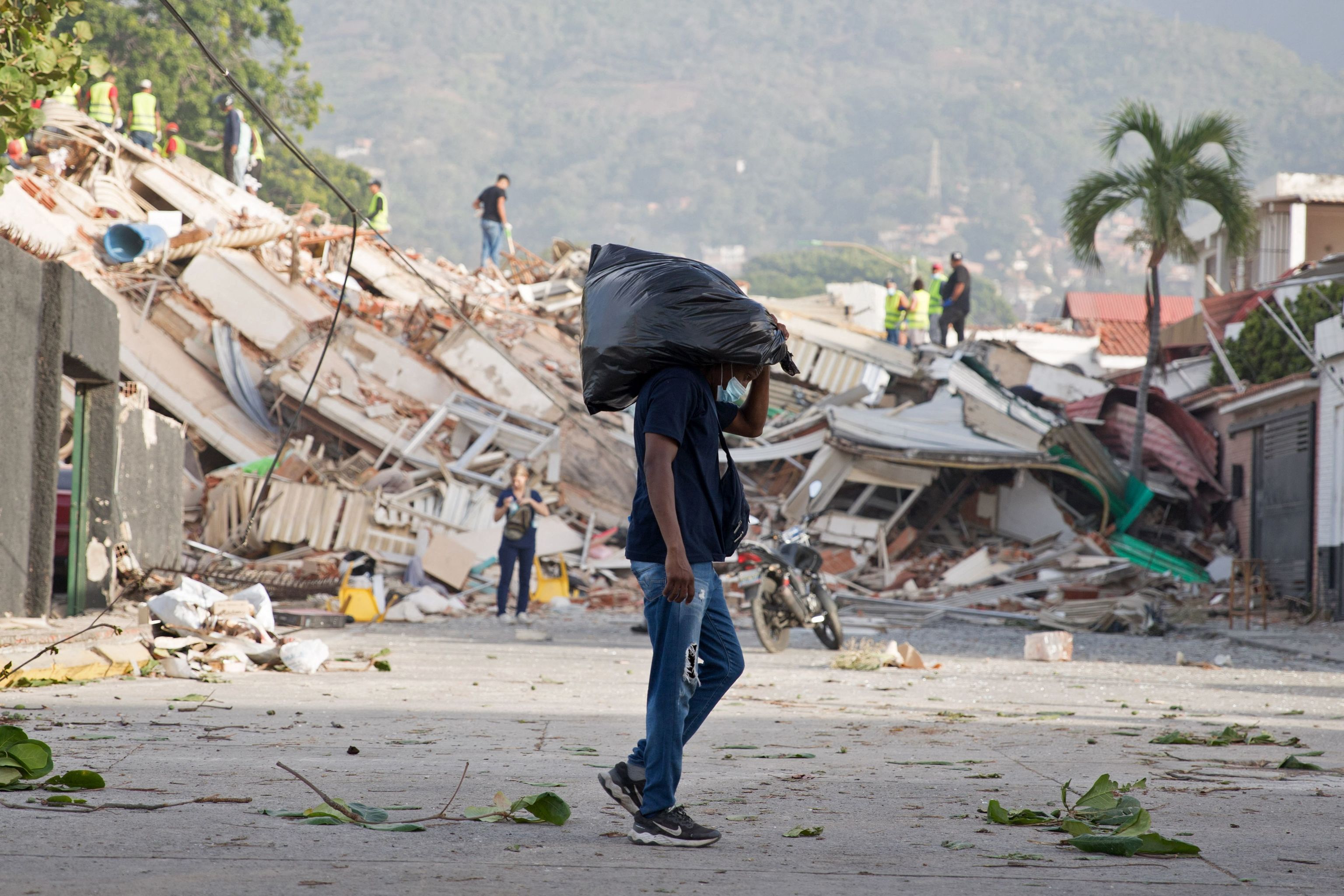 Saqueos en la zona cero de los terremotos de Venezuela: entre la desesperación y la delincuencia