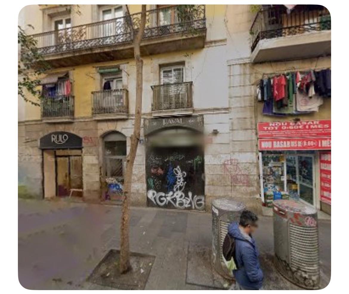 Los Mossos investigan el hallazgo de un cadáver en la calle Joaquín Costa del barrio del Raval, en pleno mediodía