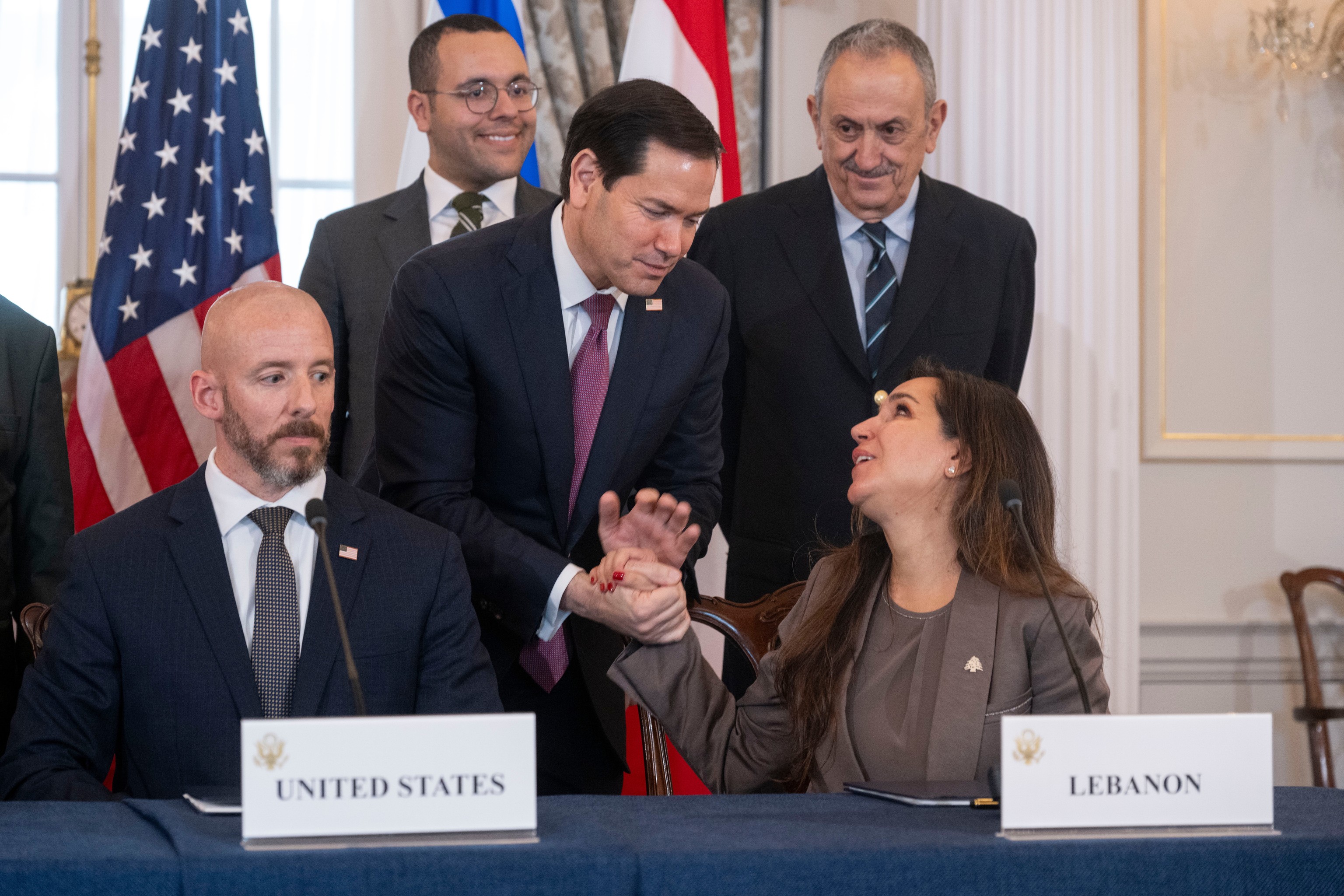 Israel y Líbano firman un acuerdo marco en Washington para poner fin a los combates