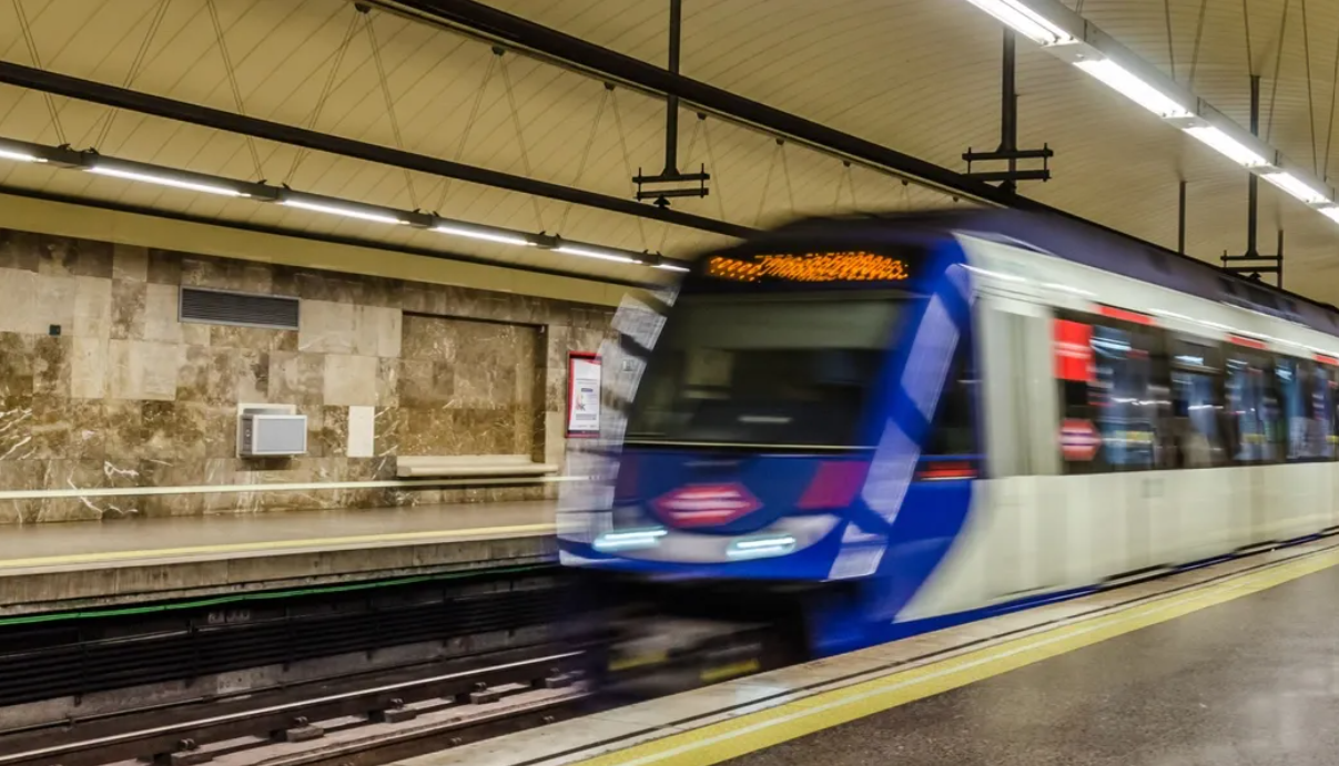 Nuevos Ministerios - Plaza de Castilla, los 2,27 kilómetros más sensibles para Metro de Madrid: obras en Bernabéu, buses sustitutivos de la L10... y ahora retirada de amianto en Cuzco