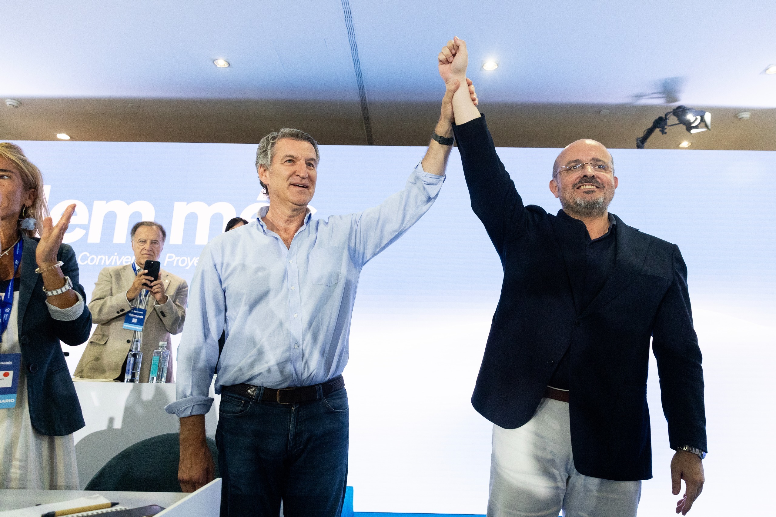 Feijóo y Fernández impulsan al PP en Cataluña ofreciéndose como "la alternativa al nacionalismo"  y para "sacar a Sánchez de La Moncloa"
