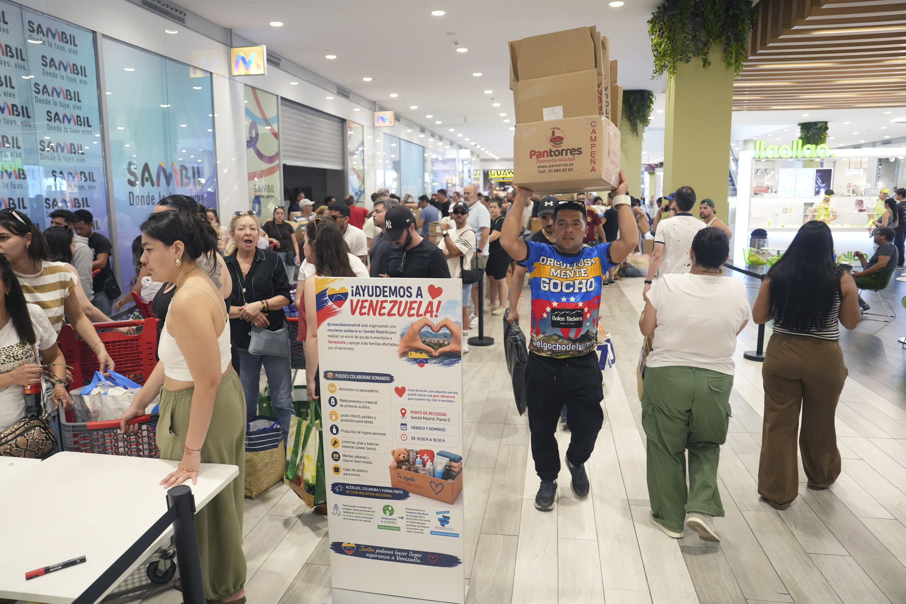 La comunidad venezolana en Madrid envía ayuda y vive la tragedia desde la impotencia de la distancia: "Perdí una prima, le cayó una pared encima. Ayer la enterraron mis tíos"