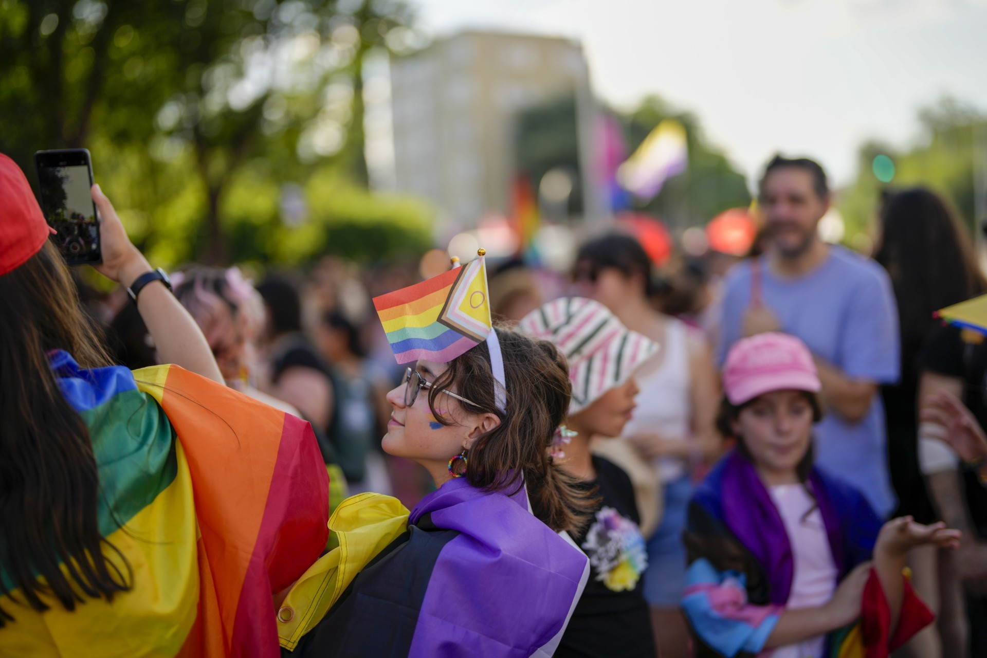 El Orgullo Crítico recorre Madrid con consignas en apoyo a Palestina y al grito de "Todas las desviadas a las barricadas"