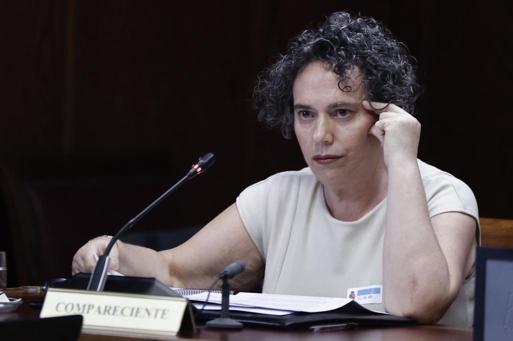 La secretaria de Zapatero, Gertrudis Alcázar, calla en el Senado ante la acusación de ser un "nodo central" de la trama