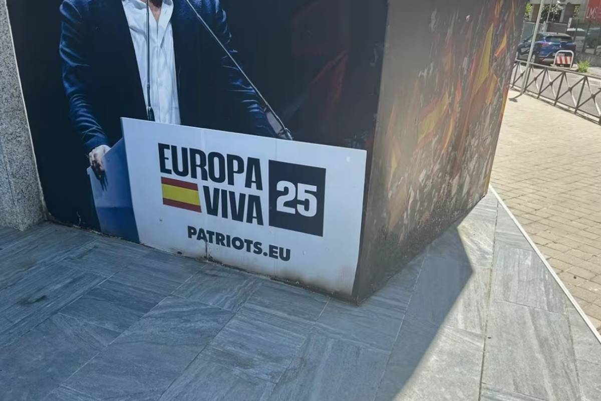 Queman penes de plástico en la puerta de la sede nacional de Vox en Madrid y dañan su fachada