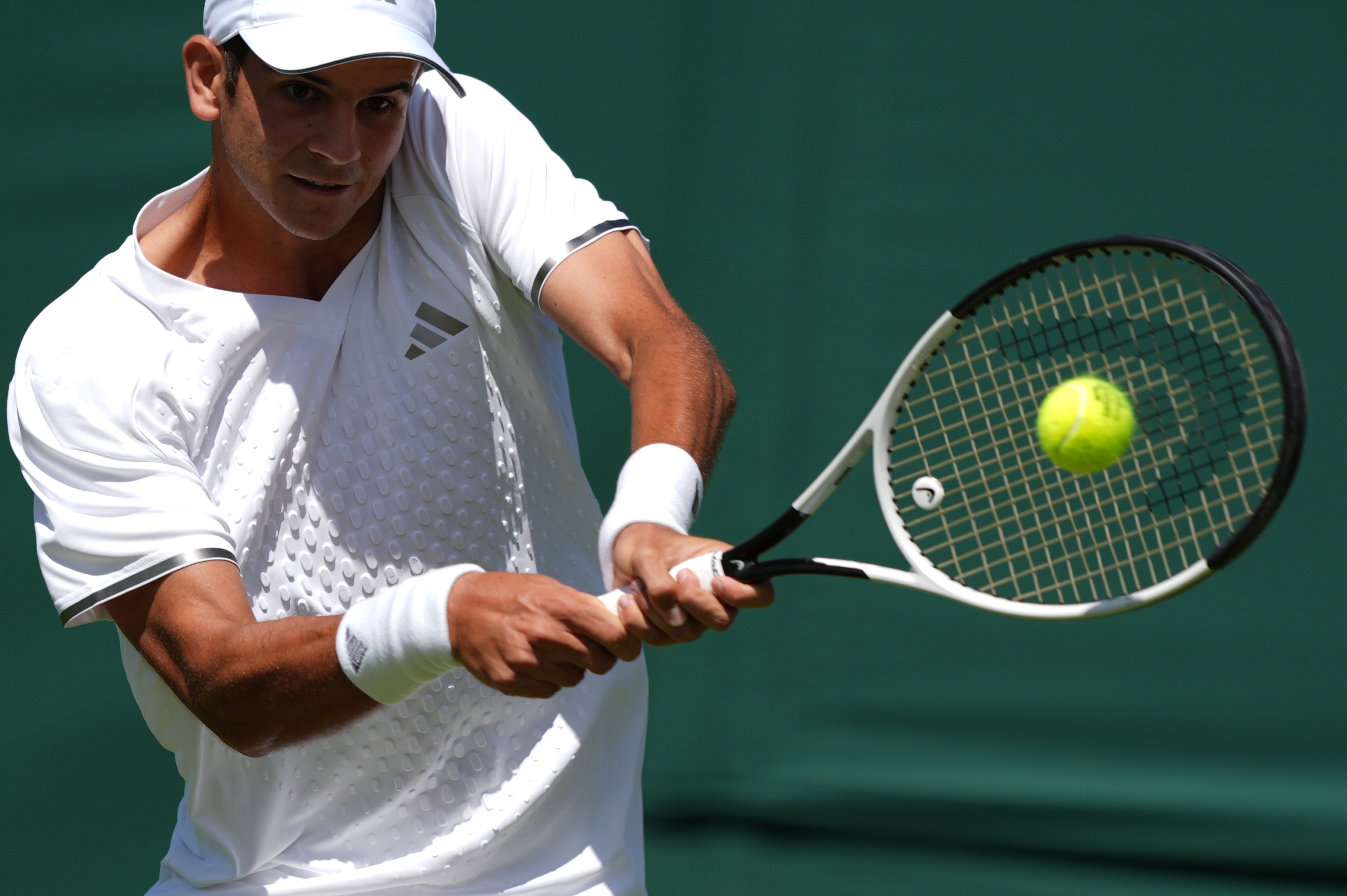 Jódar se estrena en Wimbledon con victoria y confirma que su tenis también brilla sobre hierba
