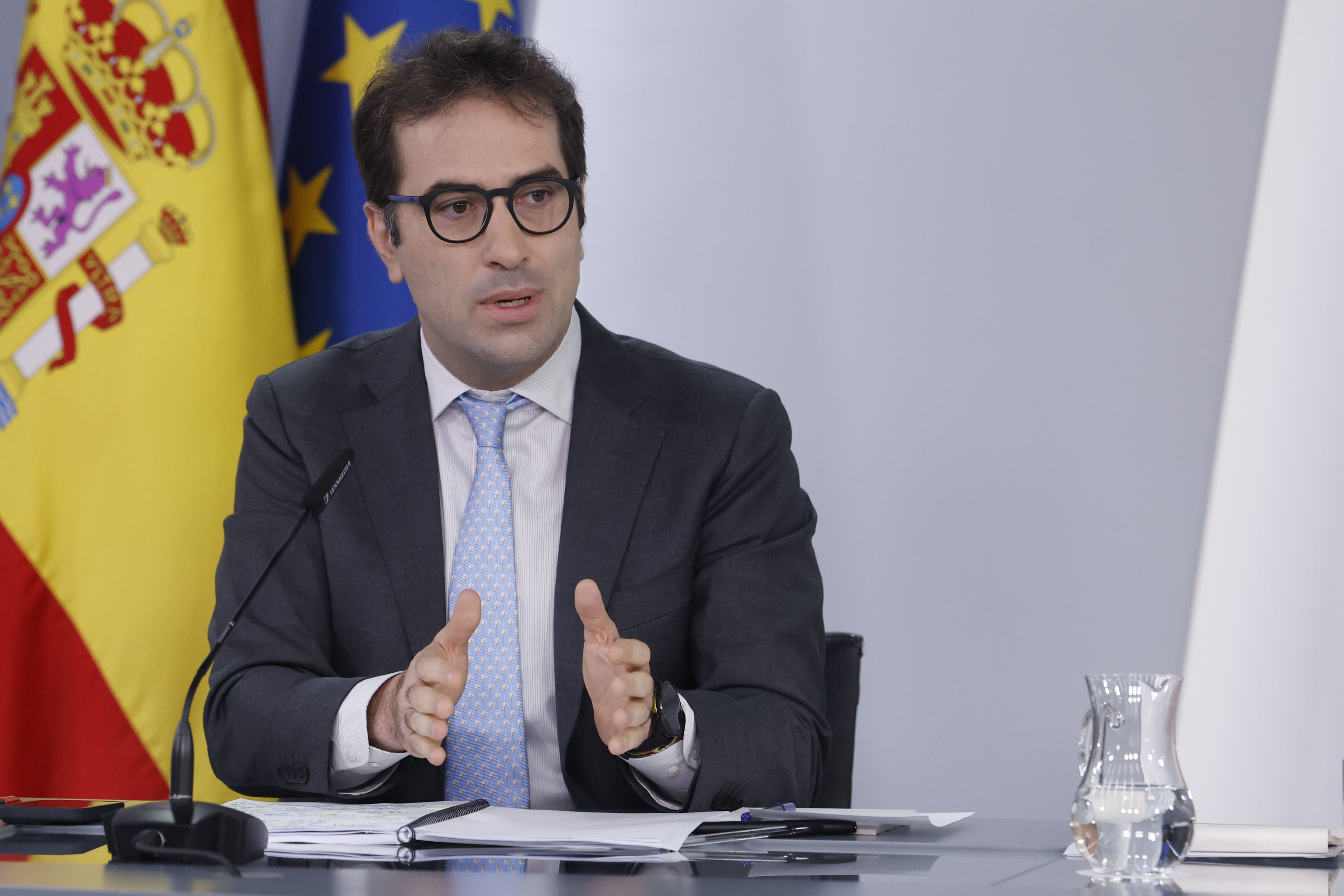 El Ejecutivo fía a la inversión empresarial el crecimiento de los próximos años pese a la ausencia de fondos europeos Sus previsiones son más optimistas que las que presentó el Banco de España hace diez días, pero han sido avaladas por la Autoridad Fiscal Leer