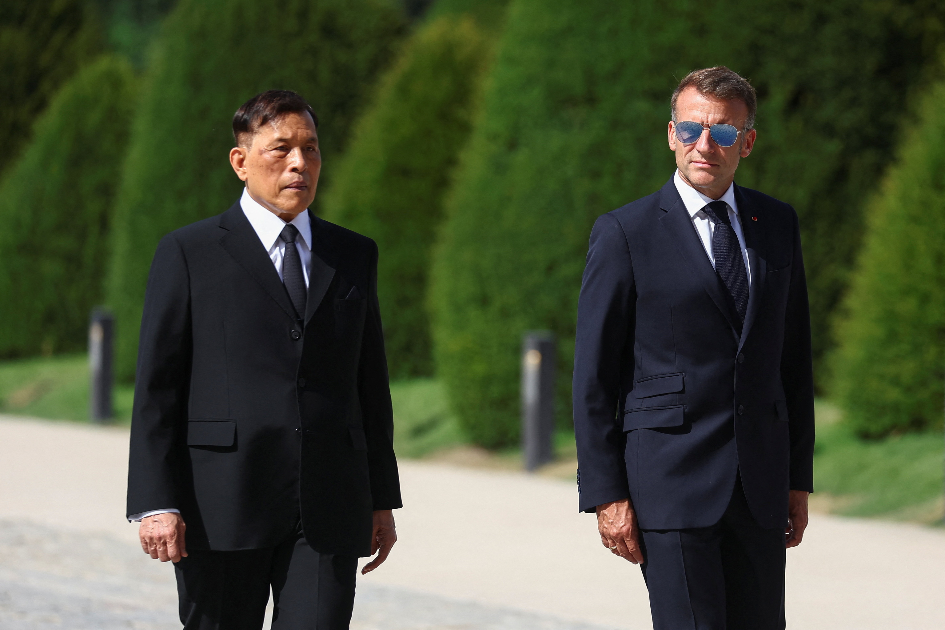 Macron extiende la alfombra roja al excéntrico rey Rama X de Tailandia, deseoso de venderle aviones de Airbus