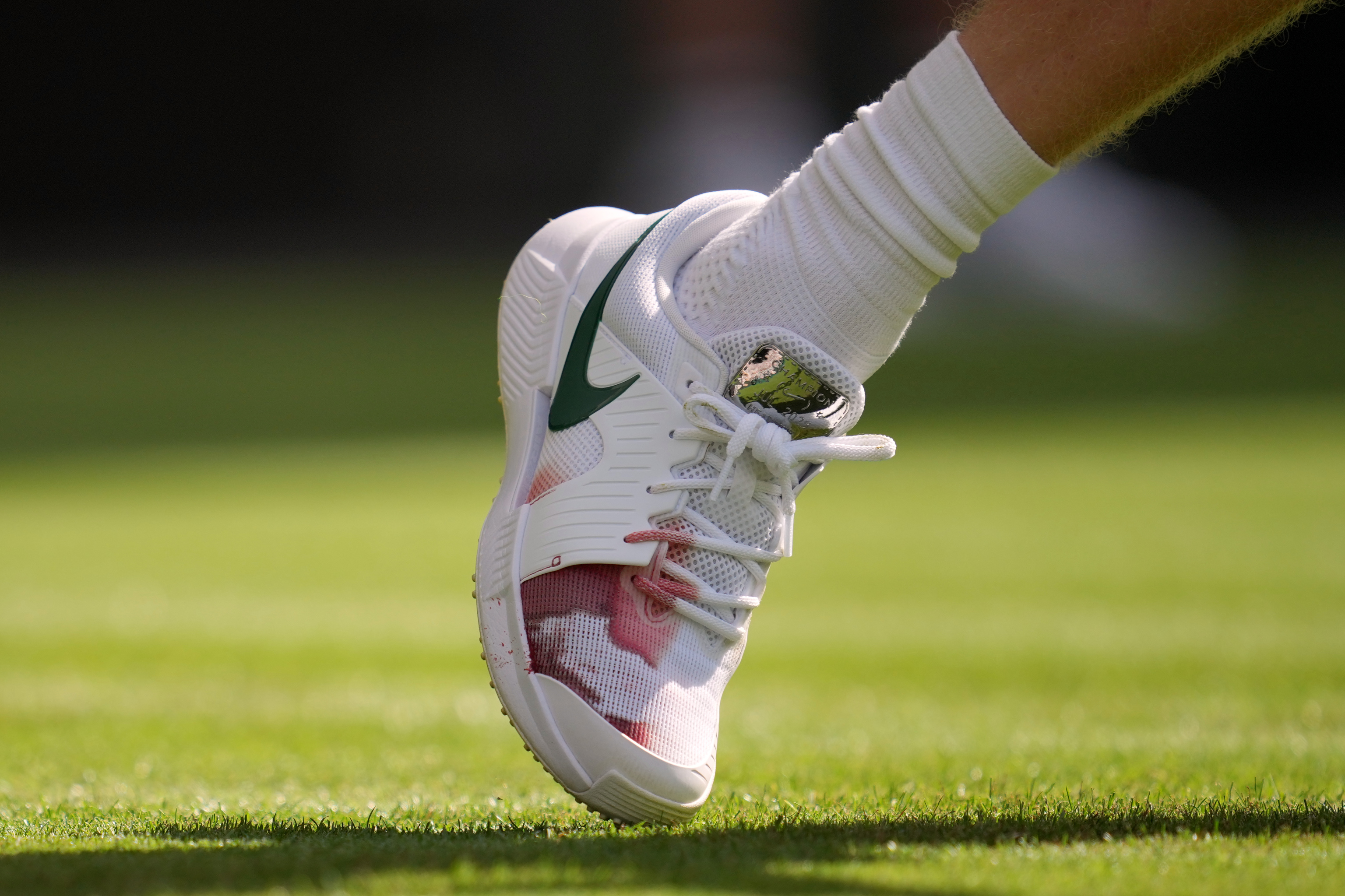 Sinner sufre para ganar en su debut en Wimbledon: tensión, resbalones y sangre en la zapatilla