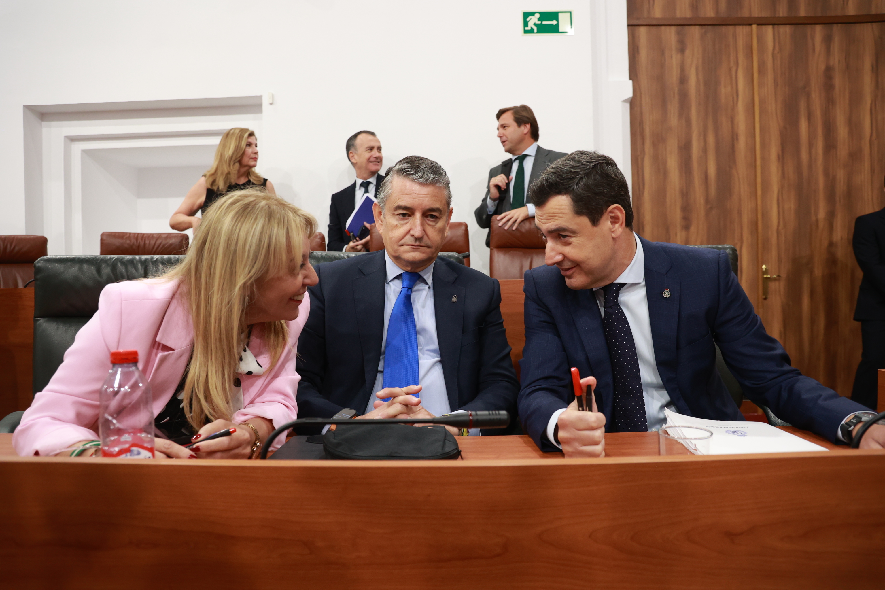 Moreno asume que no podrá gobernar en solitario y deja la puerta abierta a la 'prioridad nacional' de Vox