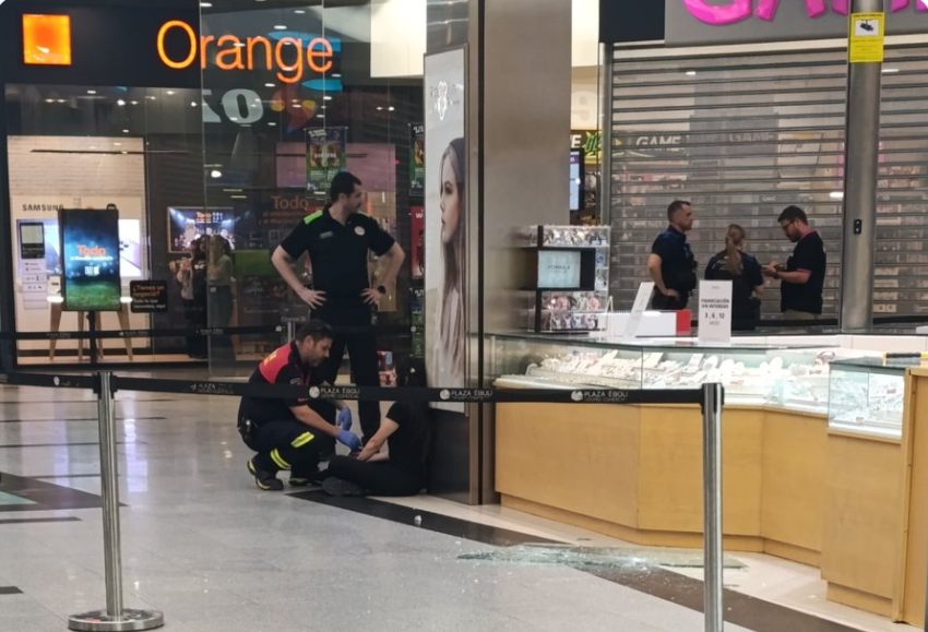 Nuevo golpe a las joyerías de Madrid: varios encapuchados asaltan un establecimiento en el centro comercial de Pinto